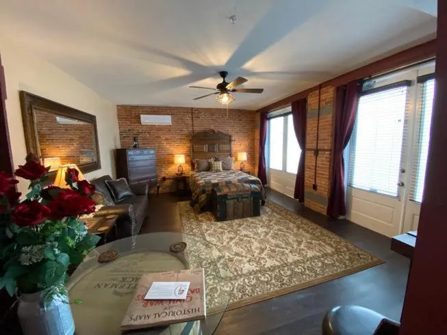 Deluxe Queen Room in The Swope Manor Bed & Breakfast