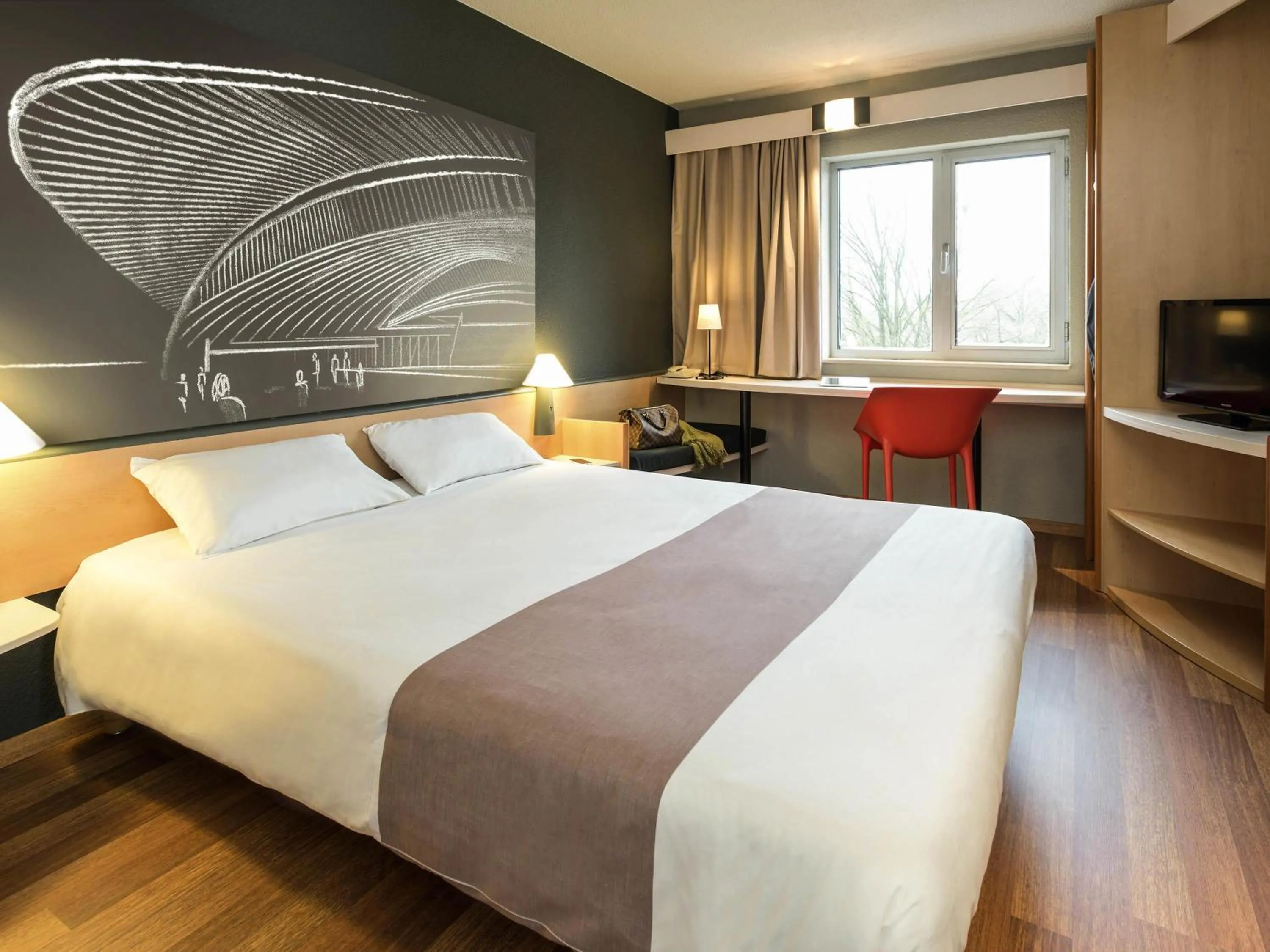 Room with One Double Bed and one Single Bed in ibis Liège Seraing