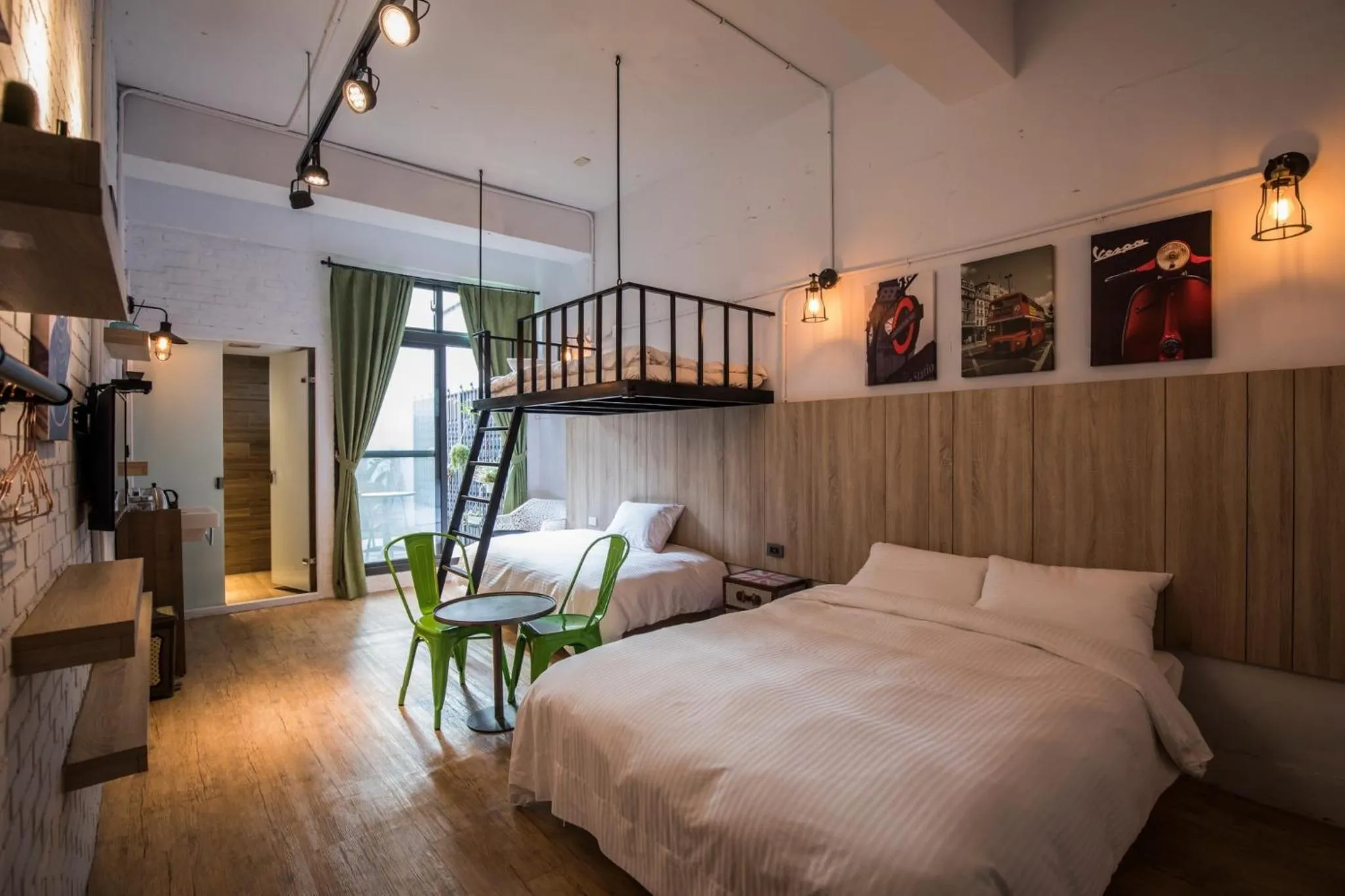 Comfort Quadruple Room in The Brick