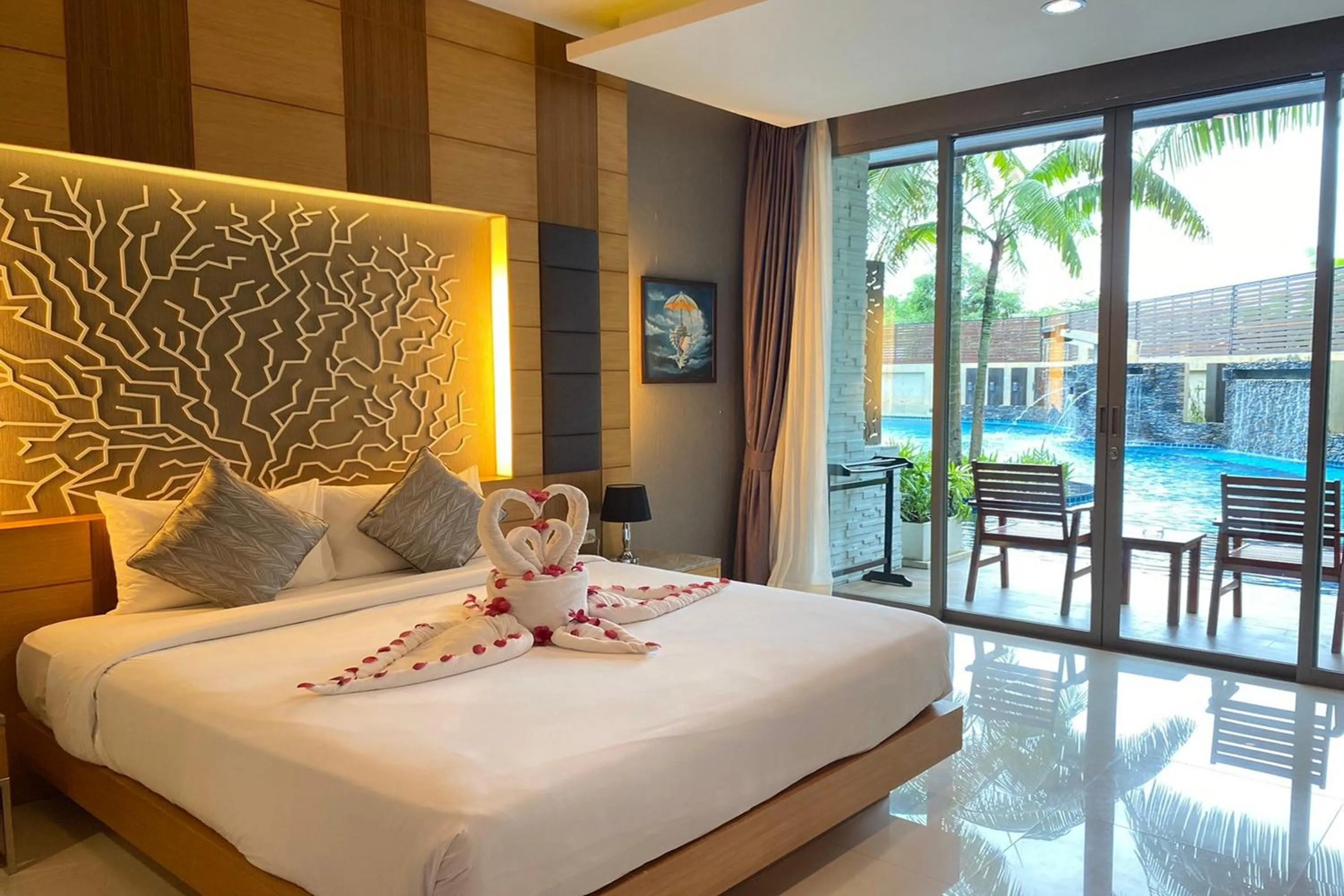Deluxe Double Room with Pool Access in Aqua Resort Phuket - Near Beach and Chalong Pier