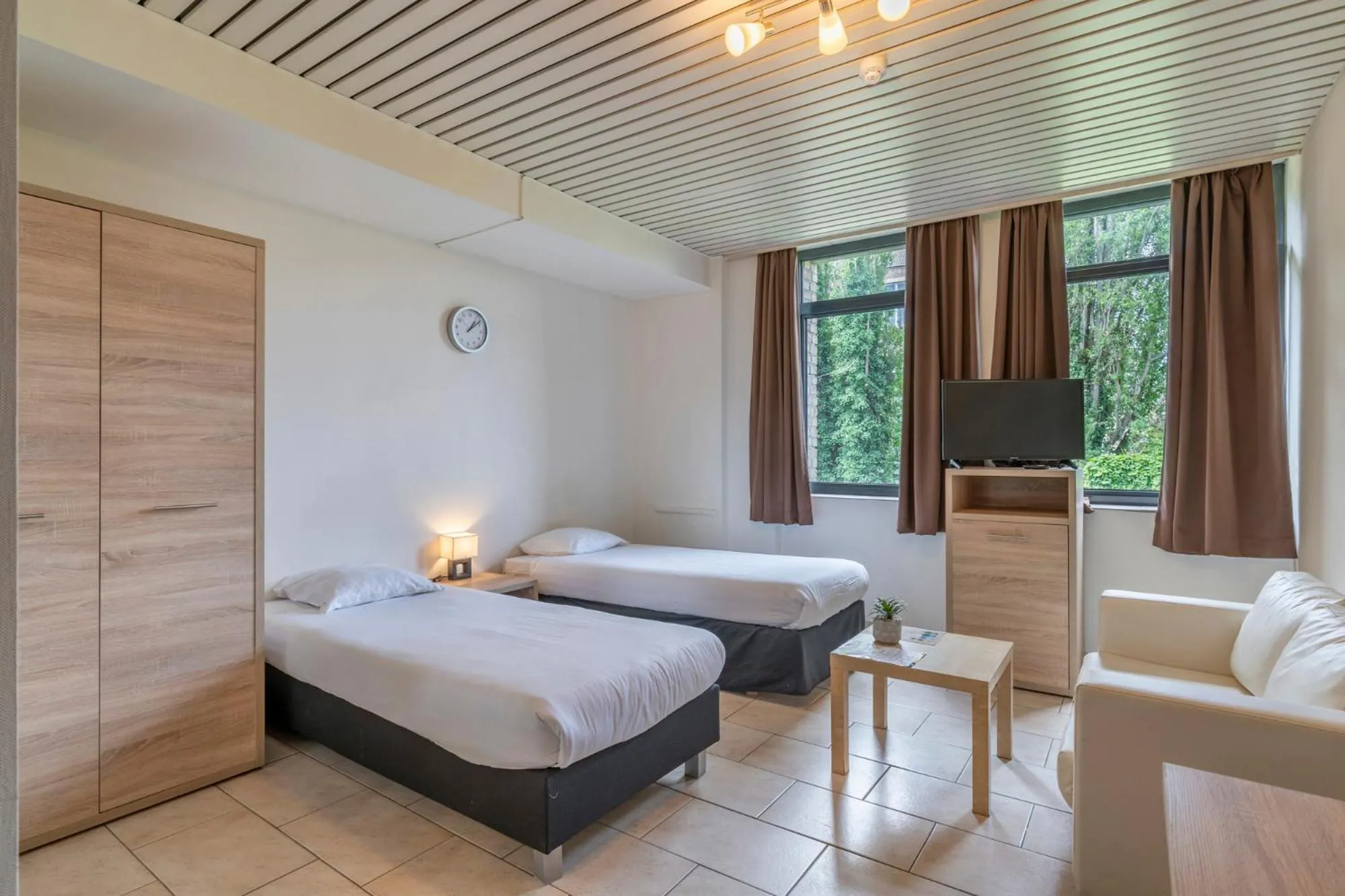 Executive Apartment Twin with daily cleaning in Condo Gardens Brussels