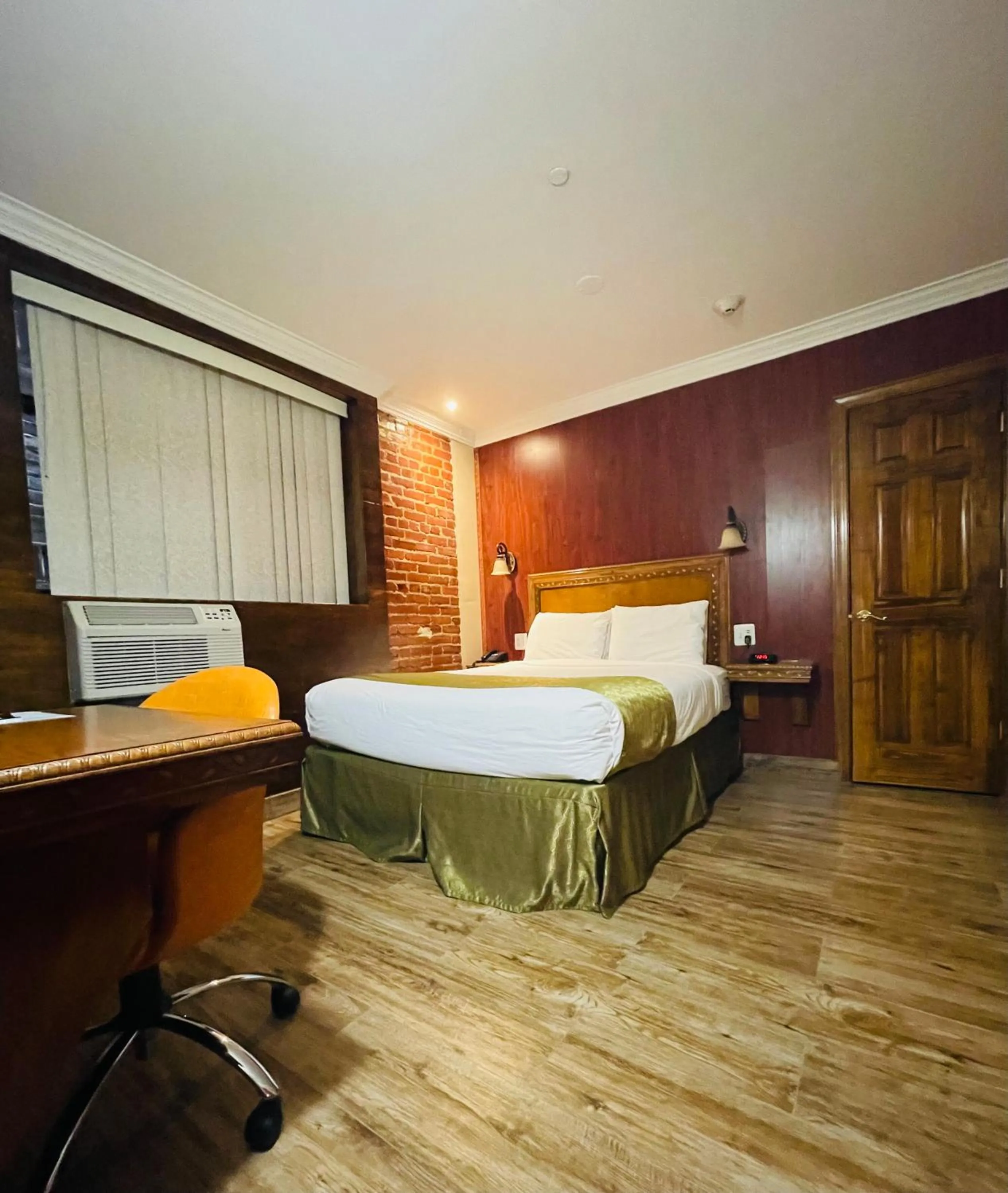 Queen Room - Disability Access in The Architect