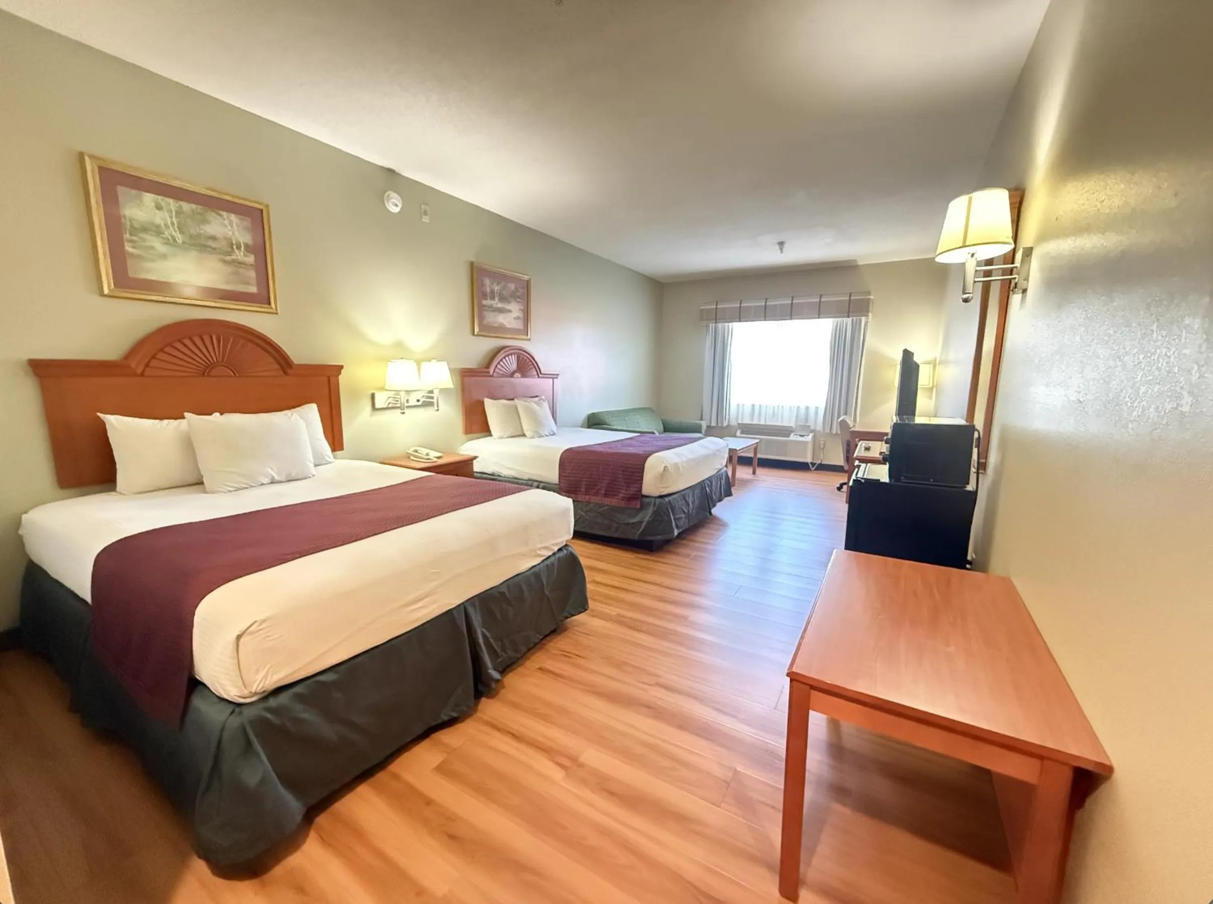 Queen Suite in Americas Best Value Inn Wiggins