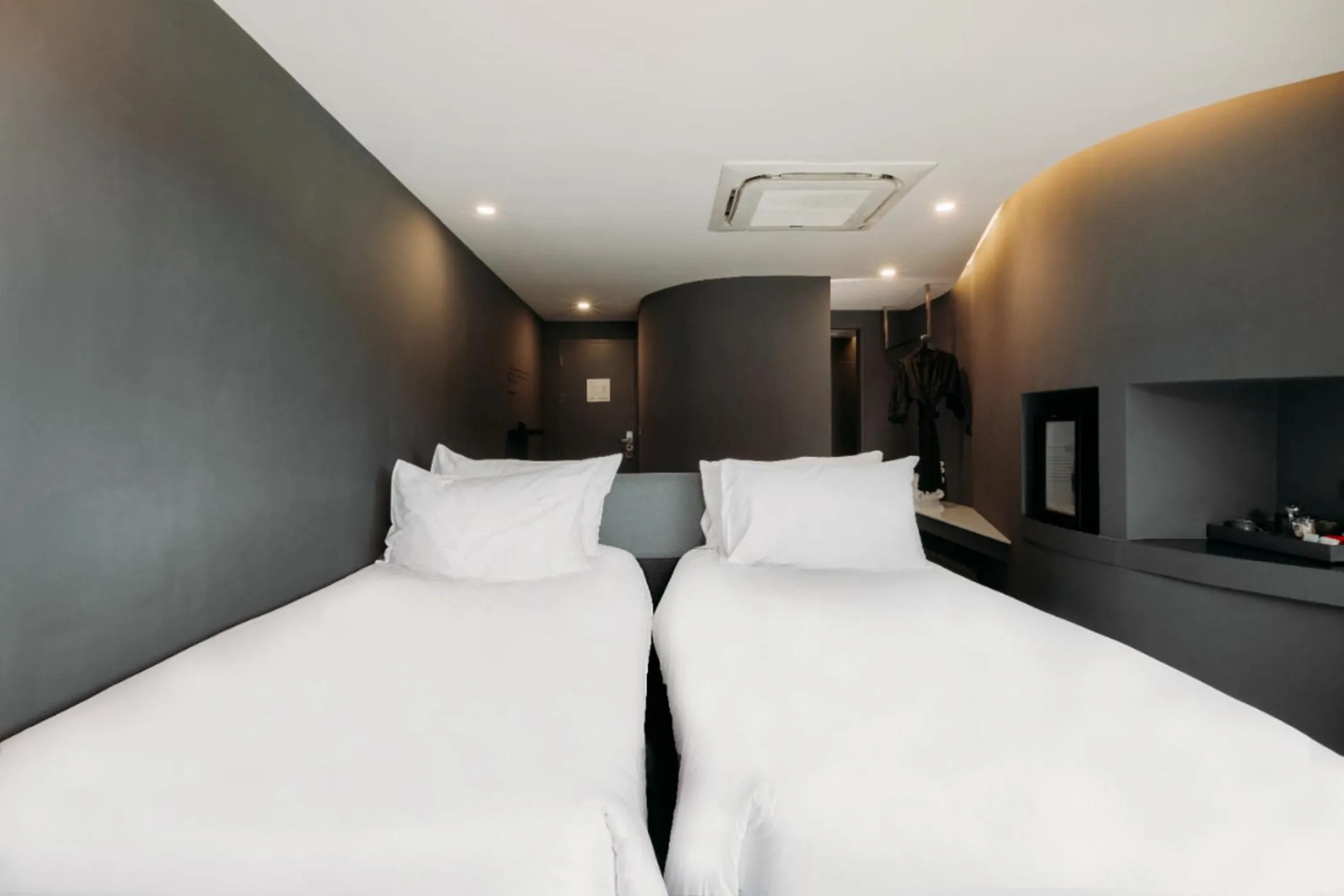 Studio Twin Room in Hotel Tide Phuket Beachfront