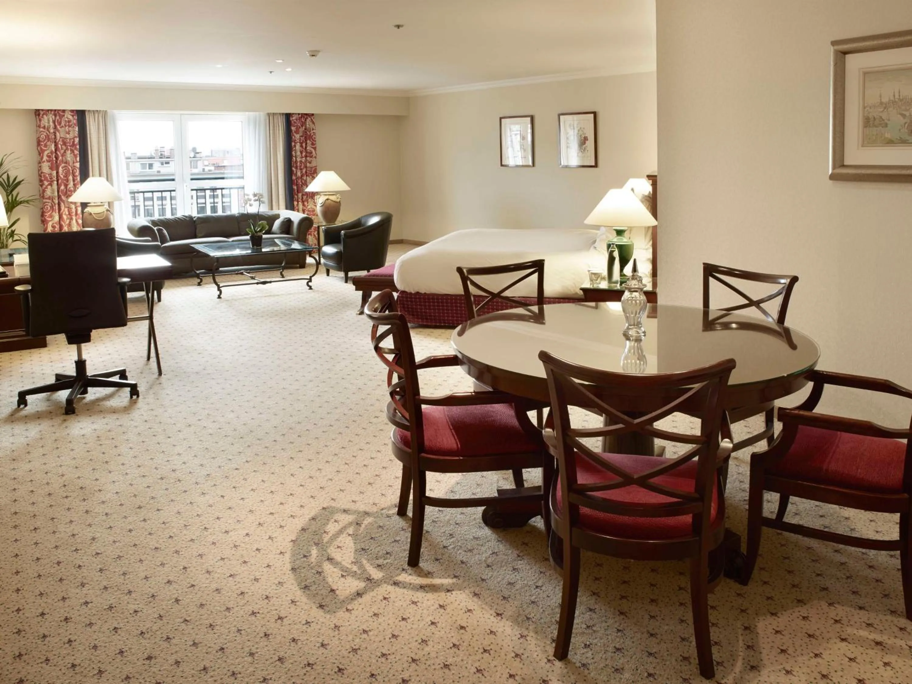 Ambassador King Suite in Hilton Antwerp Old Town