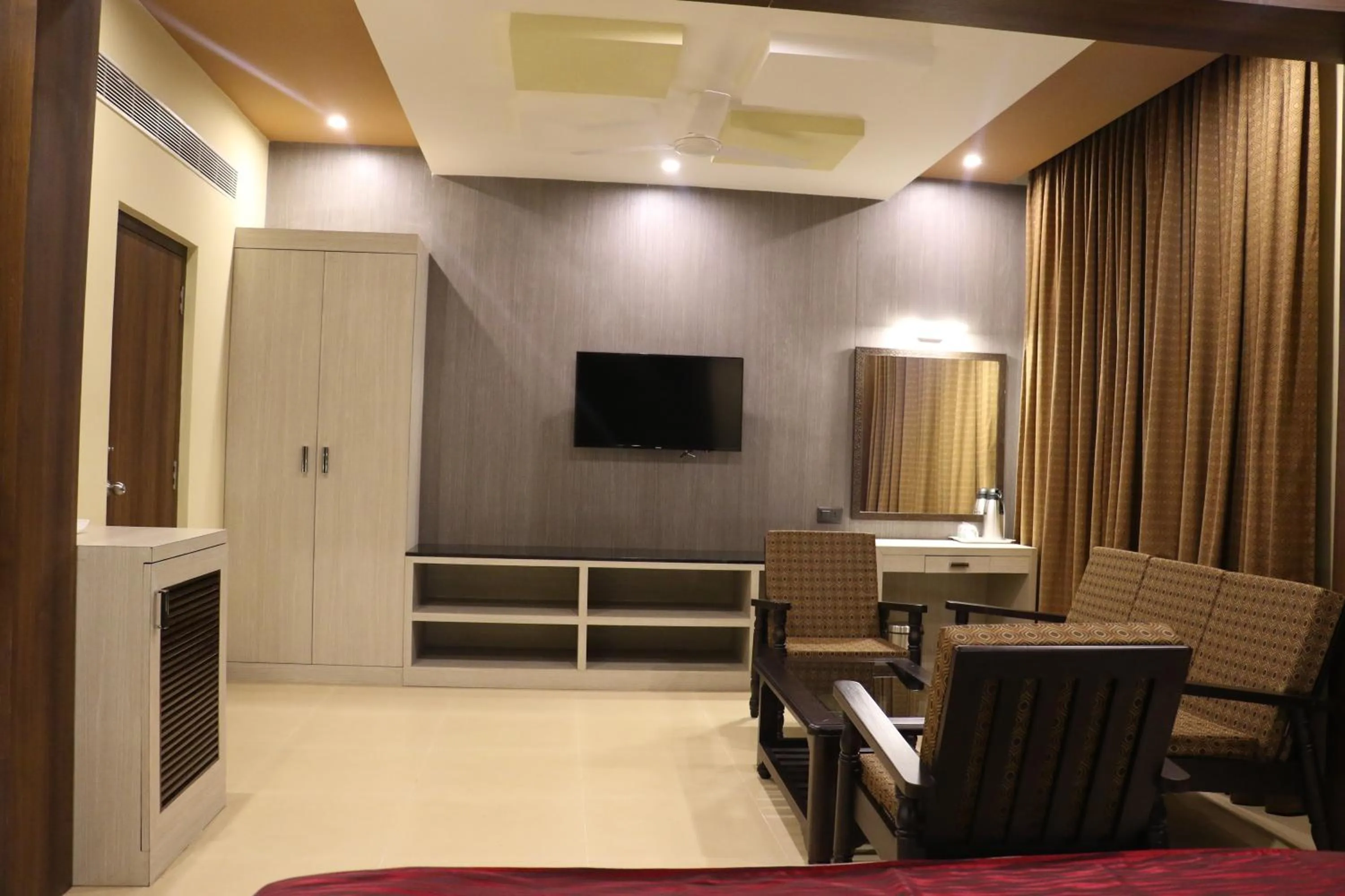 Deluxe King Suite in DsrMadhanamInn