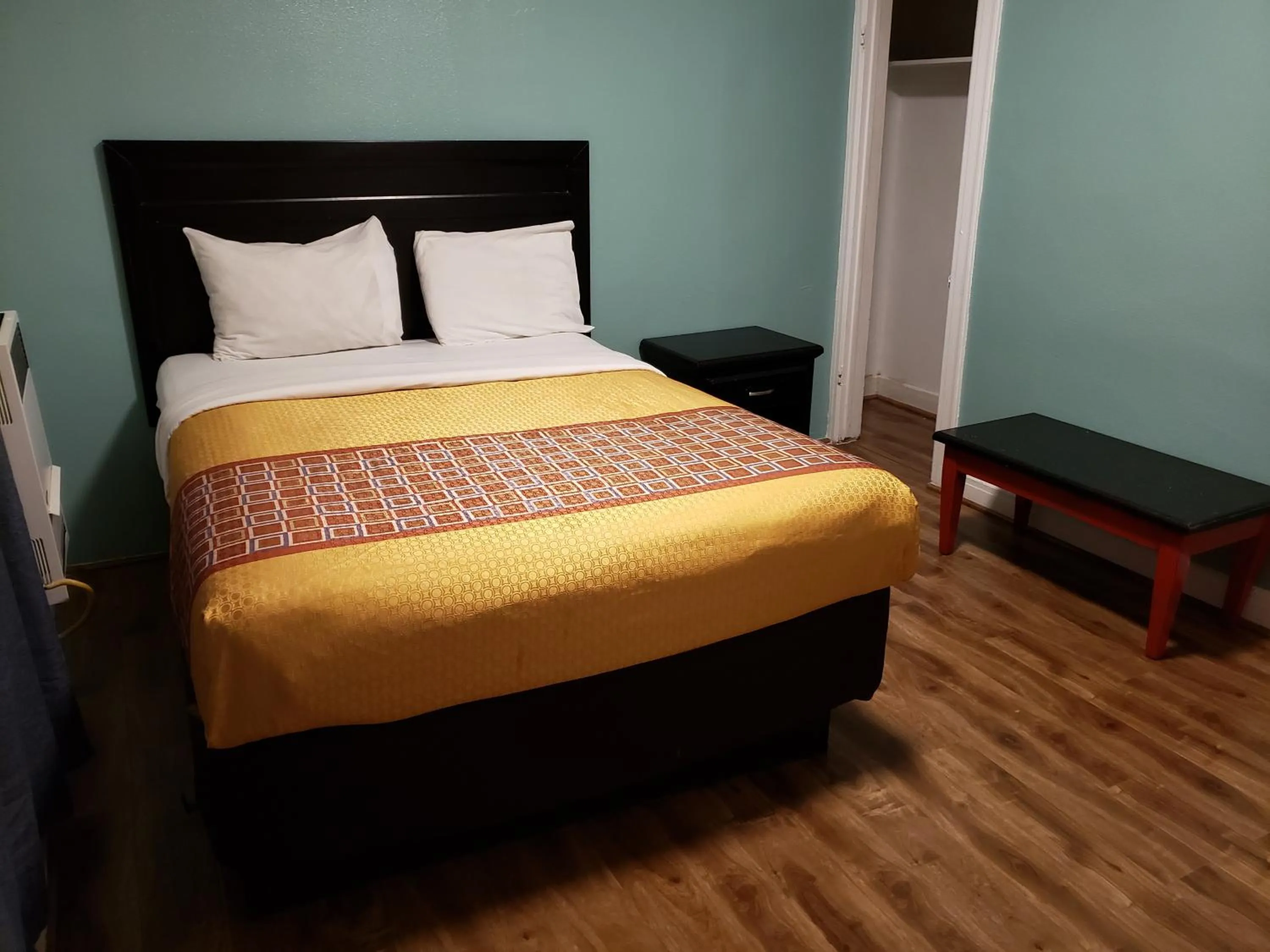 Queen Room in Stuart Hotel