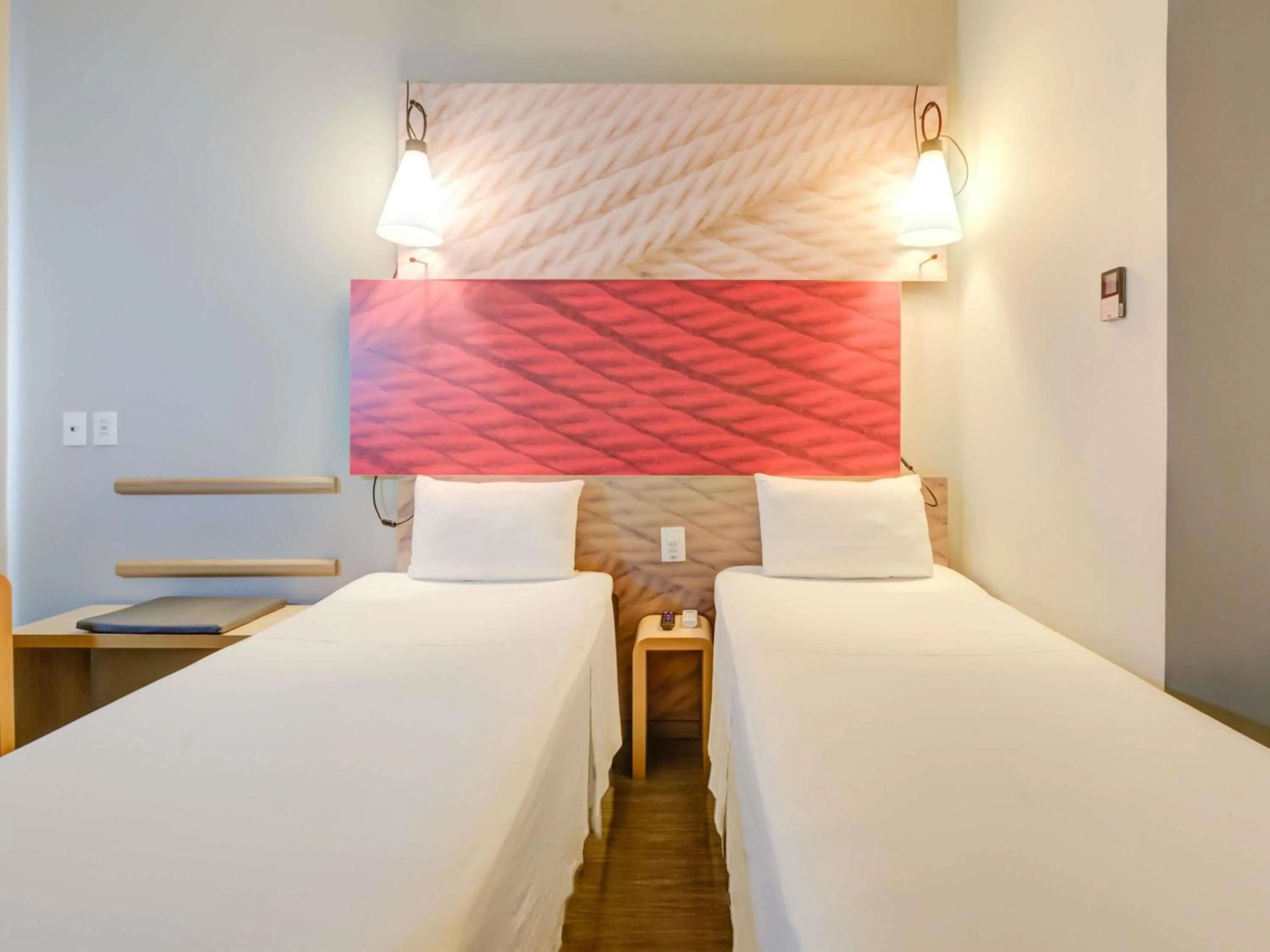 Standard Twin Room in ibis Paranagua