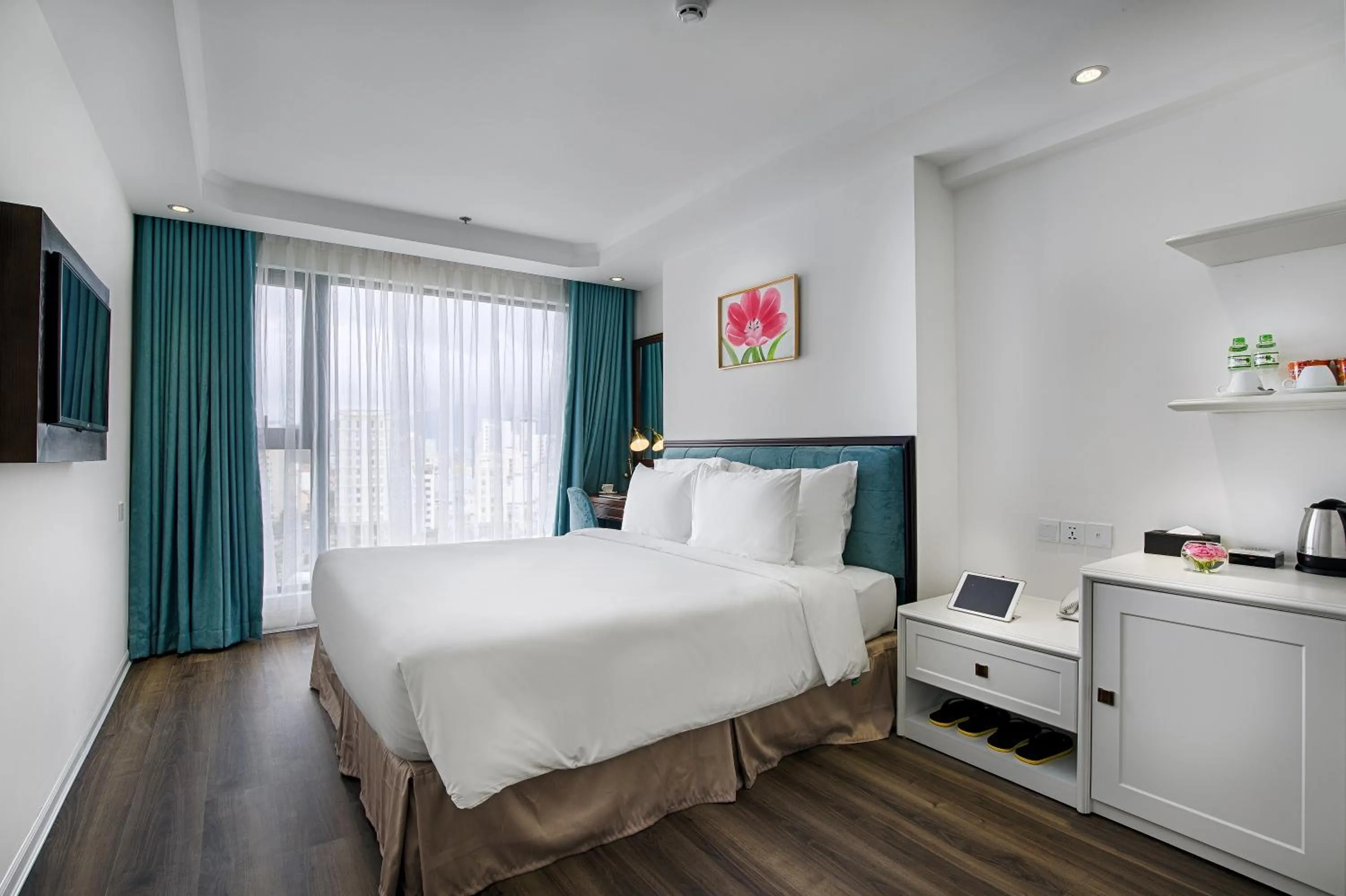 Grand Deluxe Double Room with Partial Ocean View in Adaline Hotel and Suite