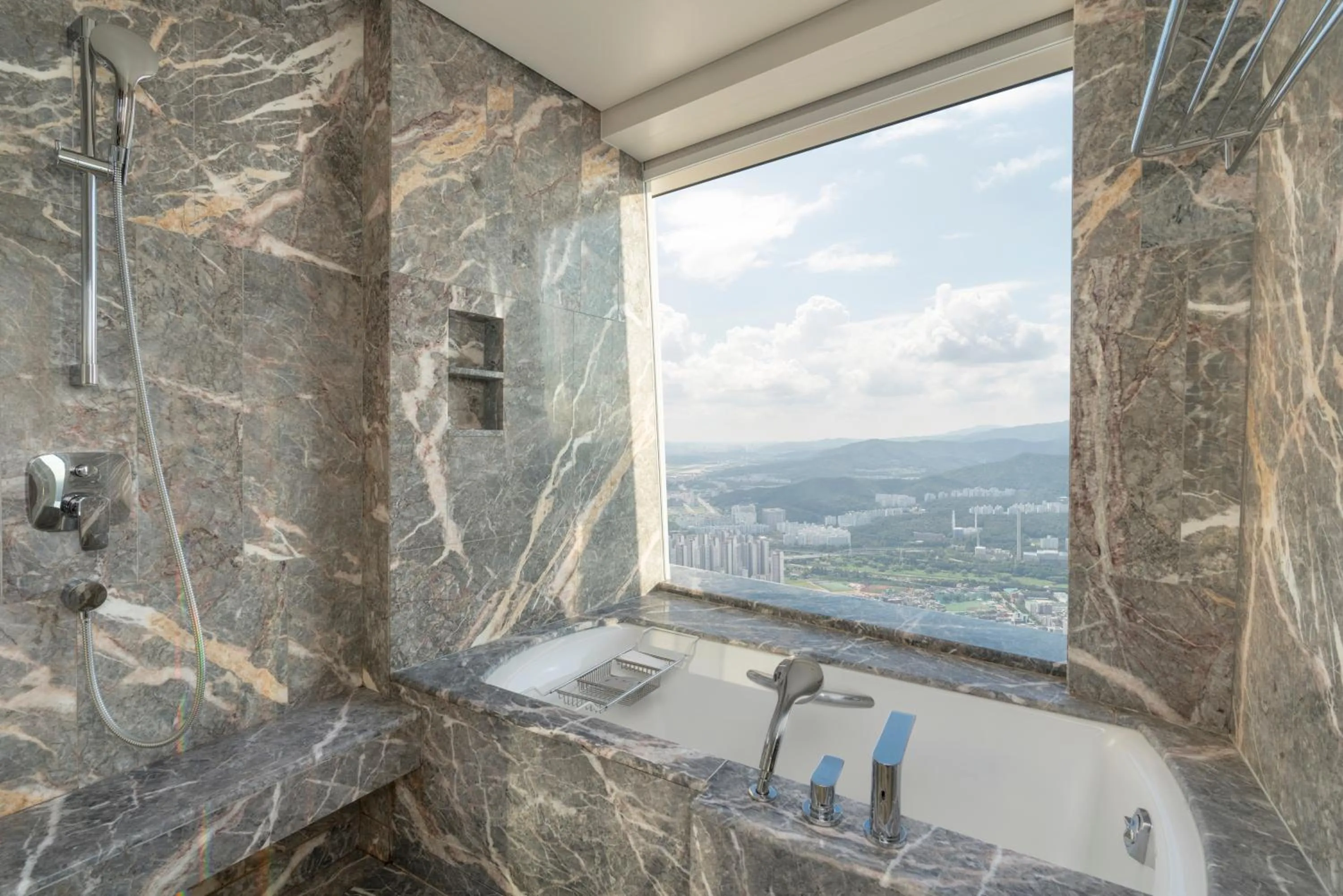 Premier Double Scenic Bath in Signiel Seoul