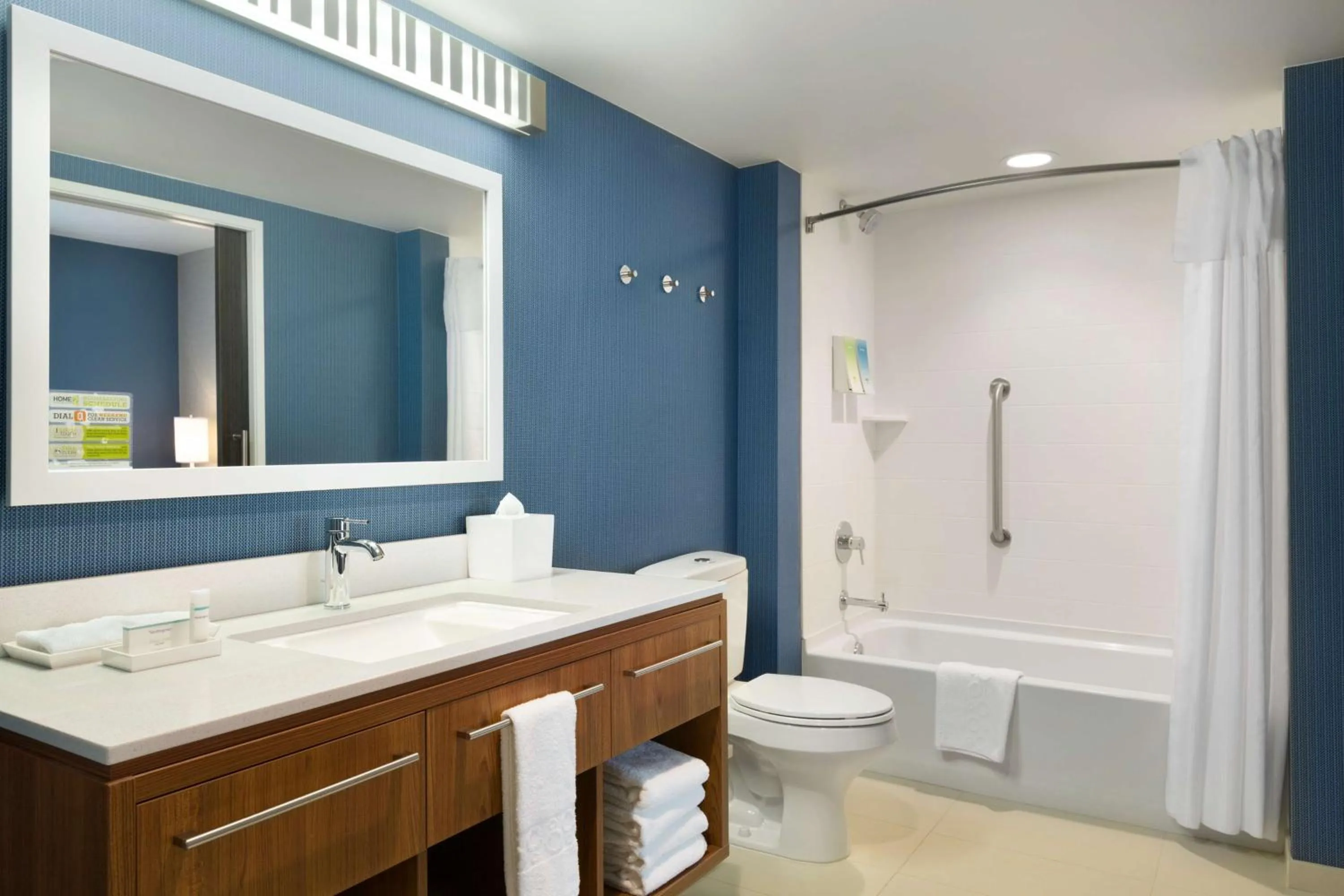Queen Studio Suite - Hearing Access/Non-Smoking in Home2 Suites By Hilton Glendale Westgate