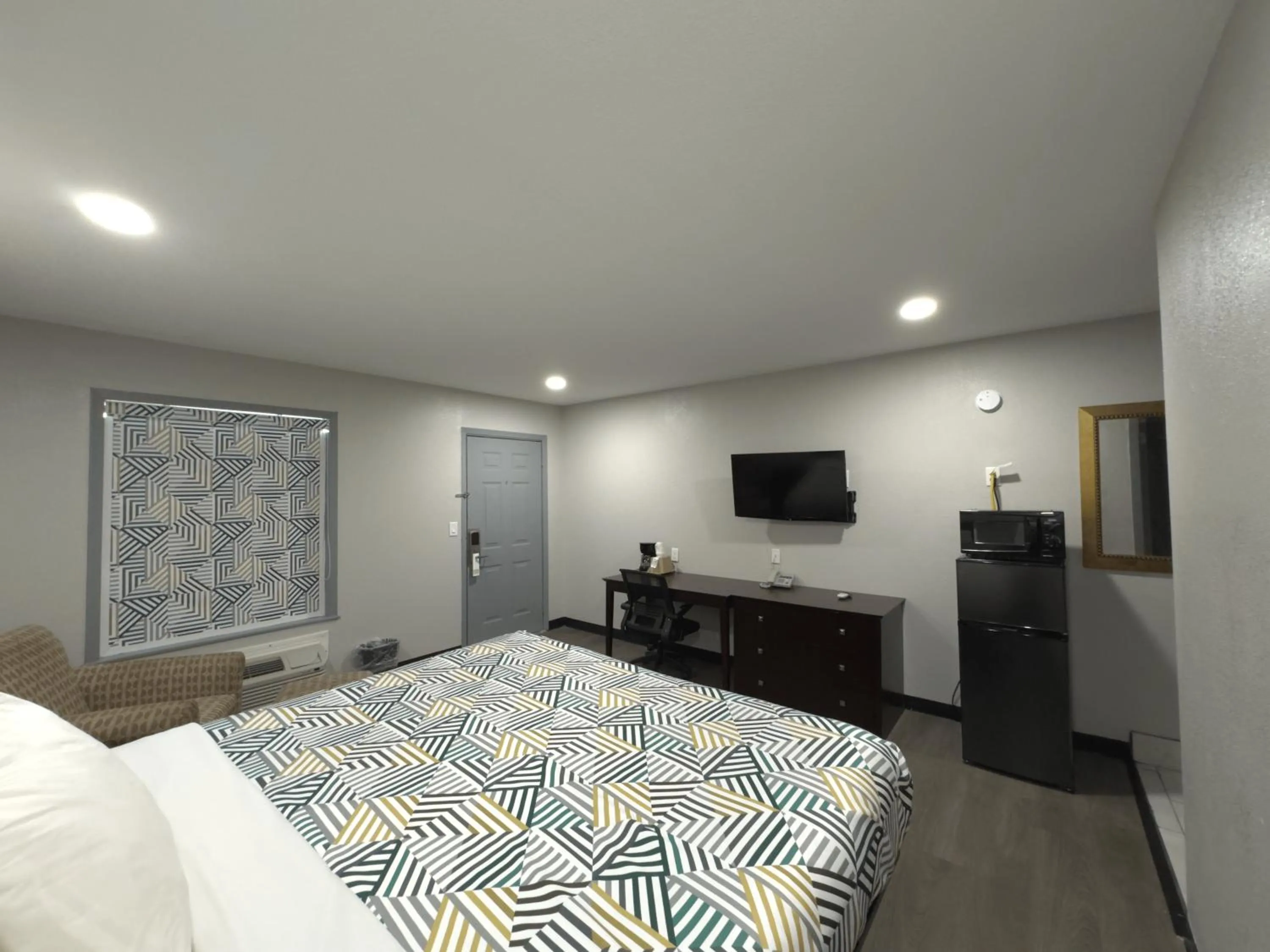 King Room - Non-Smoking in Relax Inn Mcgehee