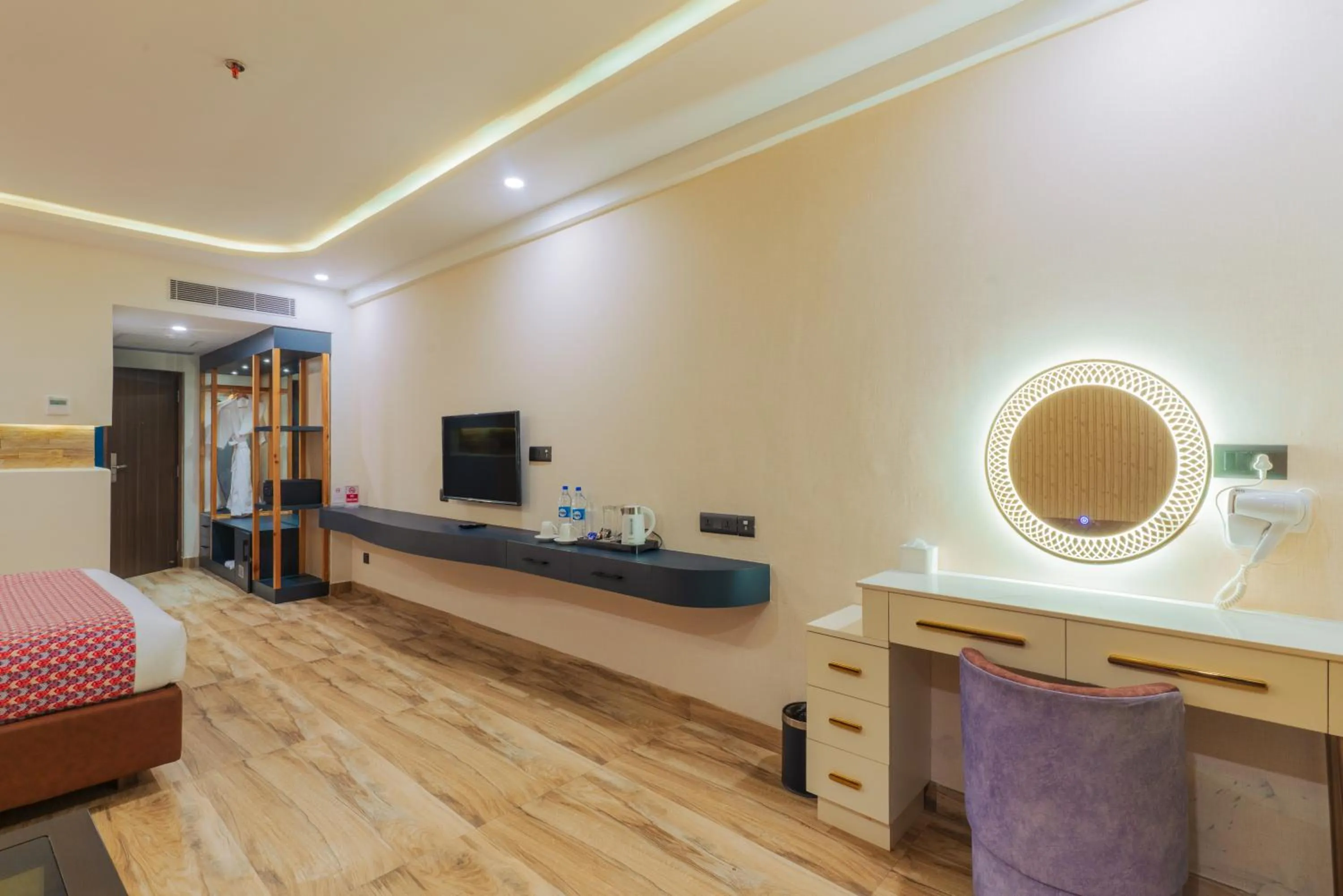 Luxury King Room or Two Queen Bedroom with Balcony and Pool View - single occupancy in Lake View Resort