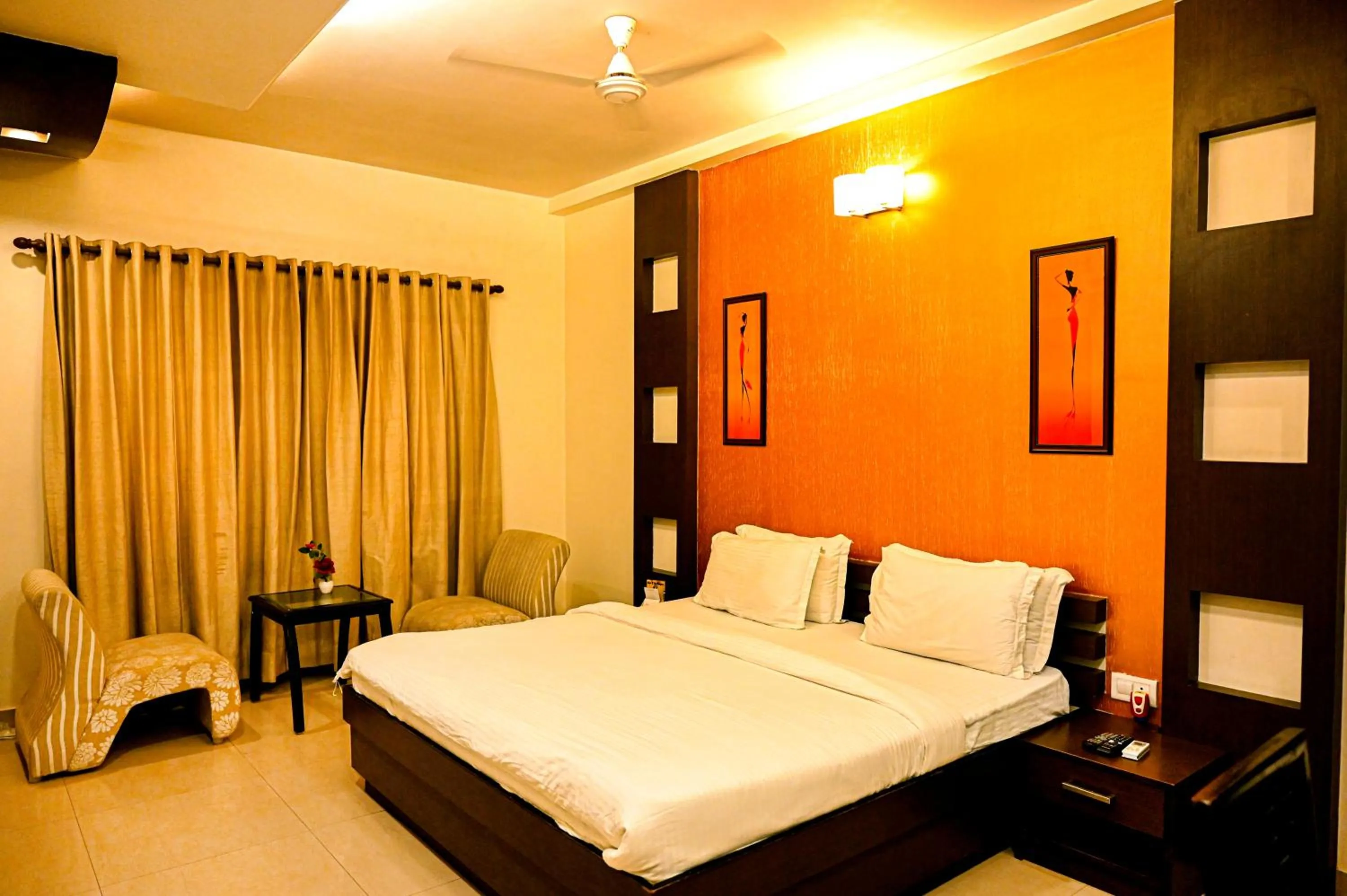 Deluxe Room in Hotel Cresent - Near Assi Ghat