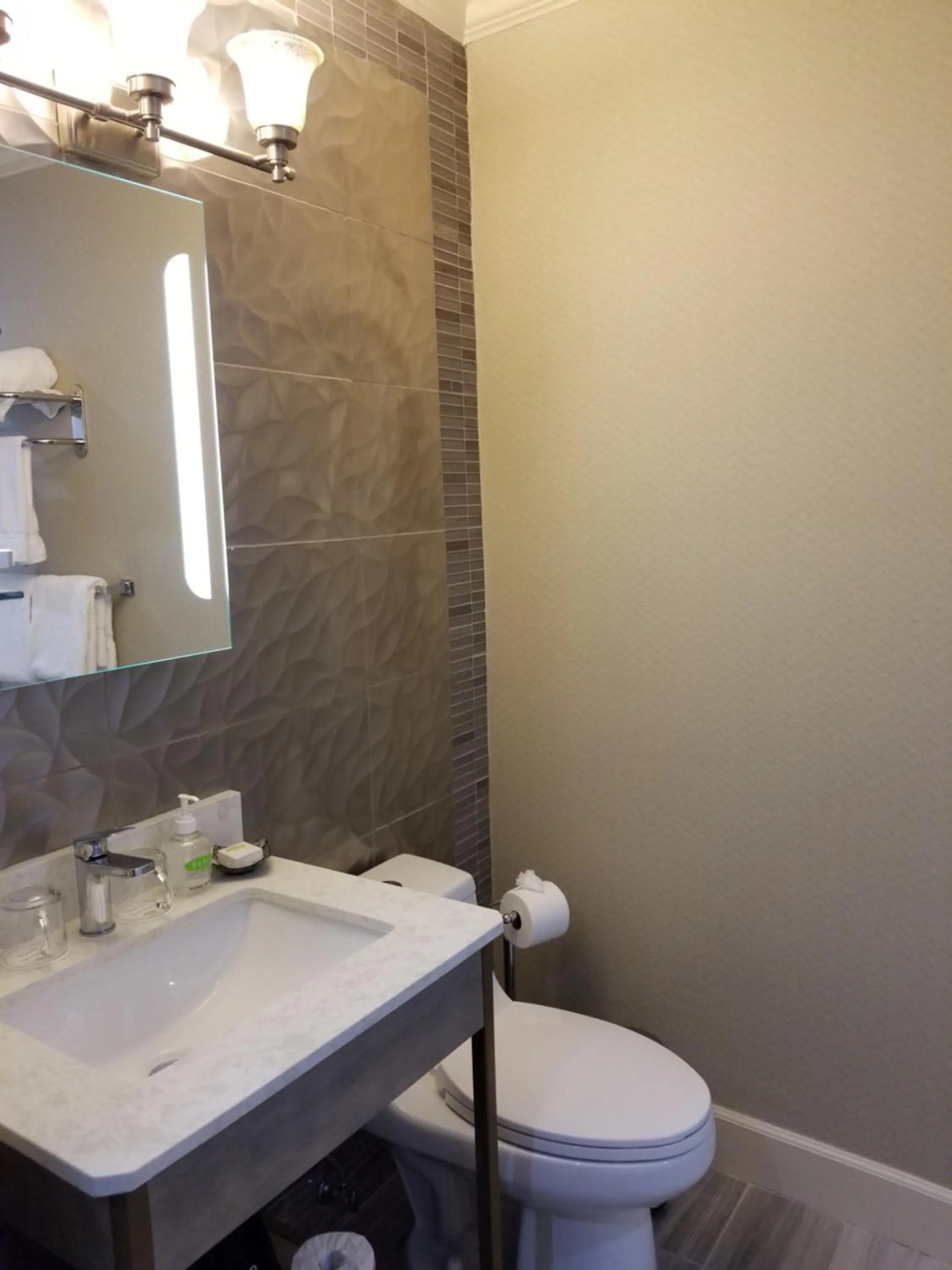 Queen Room in SenS Hotel & Vanne Bistro Berkeley