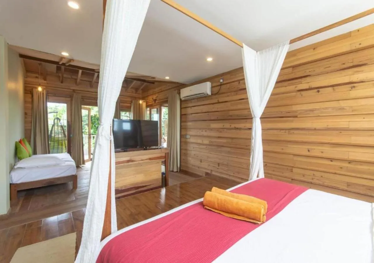 Grand Jacuzzi Suite (20% off on Return Shared Speed Boat transfer from Airport) in West Sands