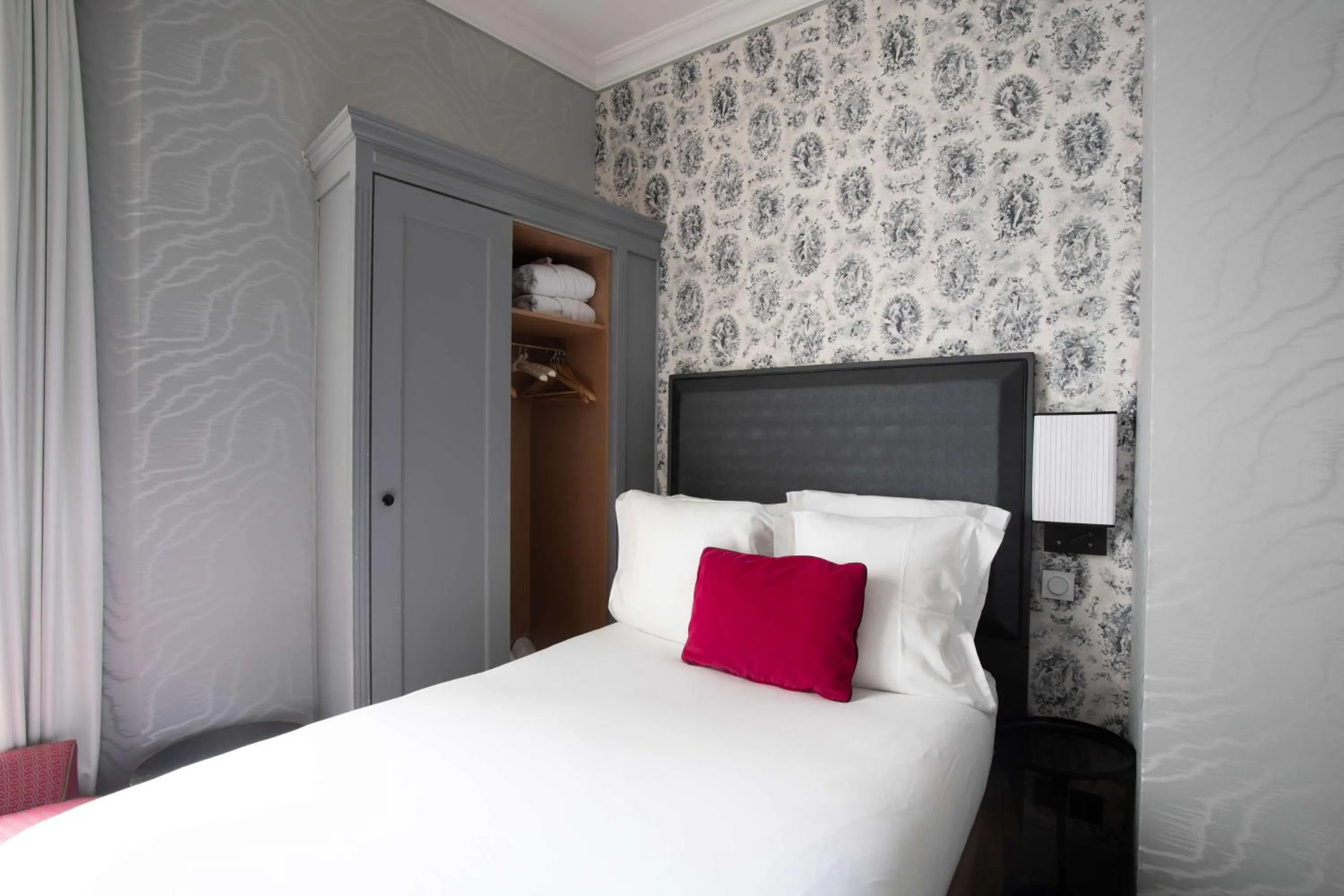 Single Room in Maison Astor Paris, Curio Collection by Hilton