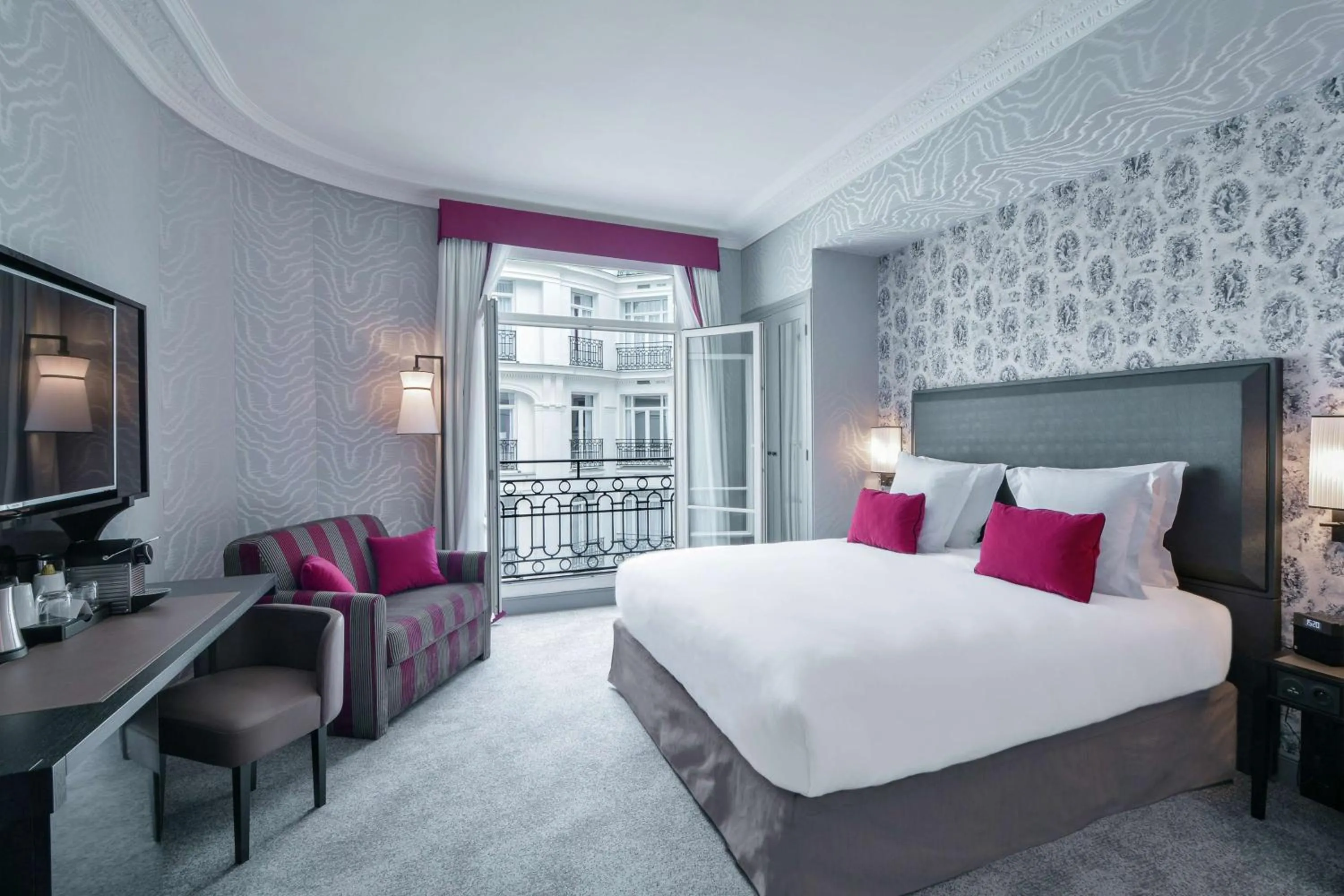 Deluxe King Room in Maison Astor Paris, Curio Collection by Hilton