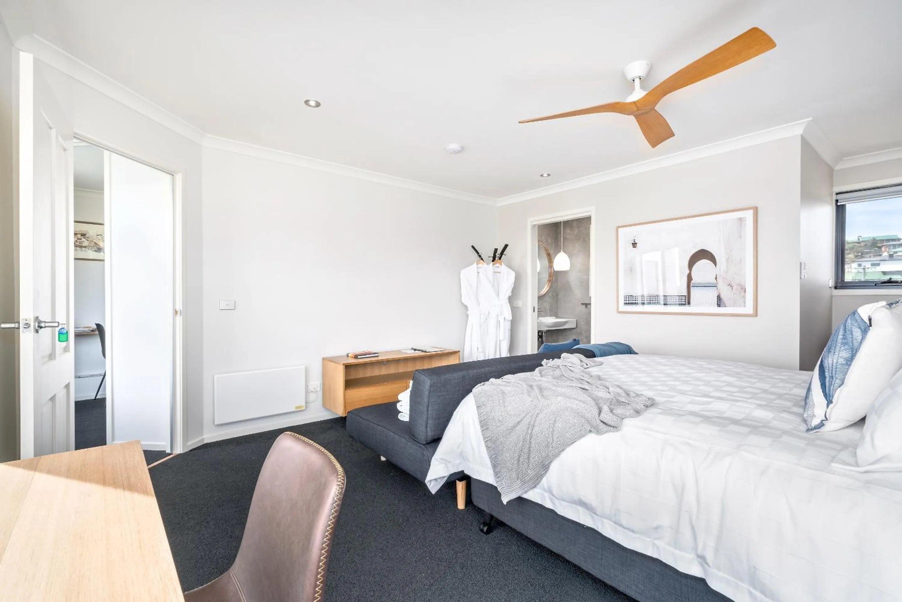 Deluxe King Studio in Madsen Retreat