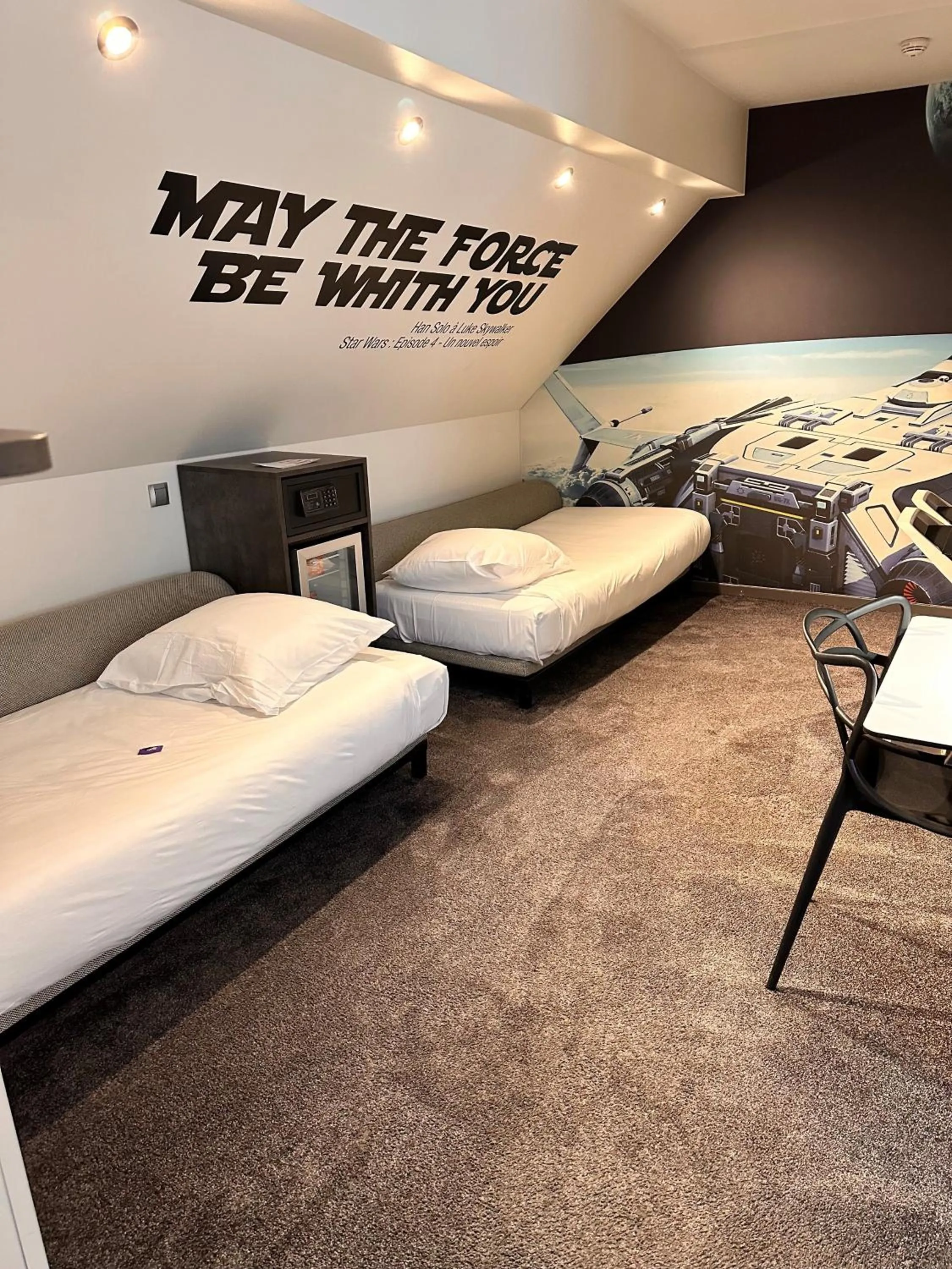 1 Double Bed  2 Single Beds in Hôtel Kyriad Rennes Centre Gare