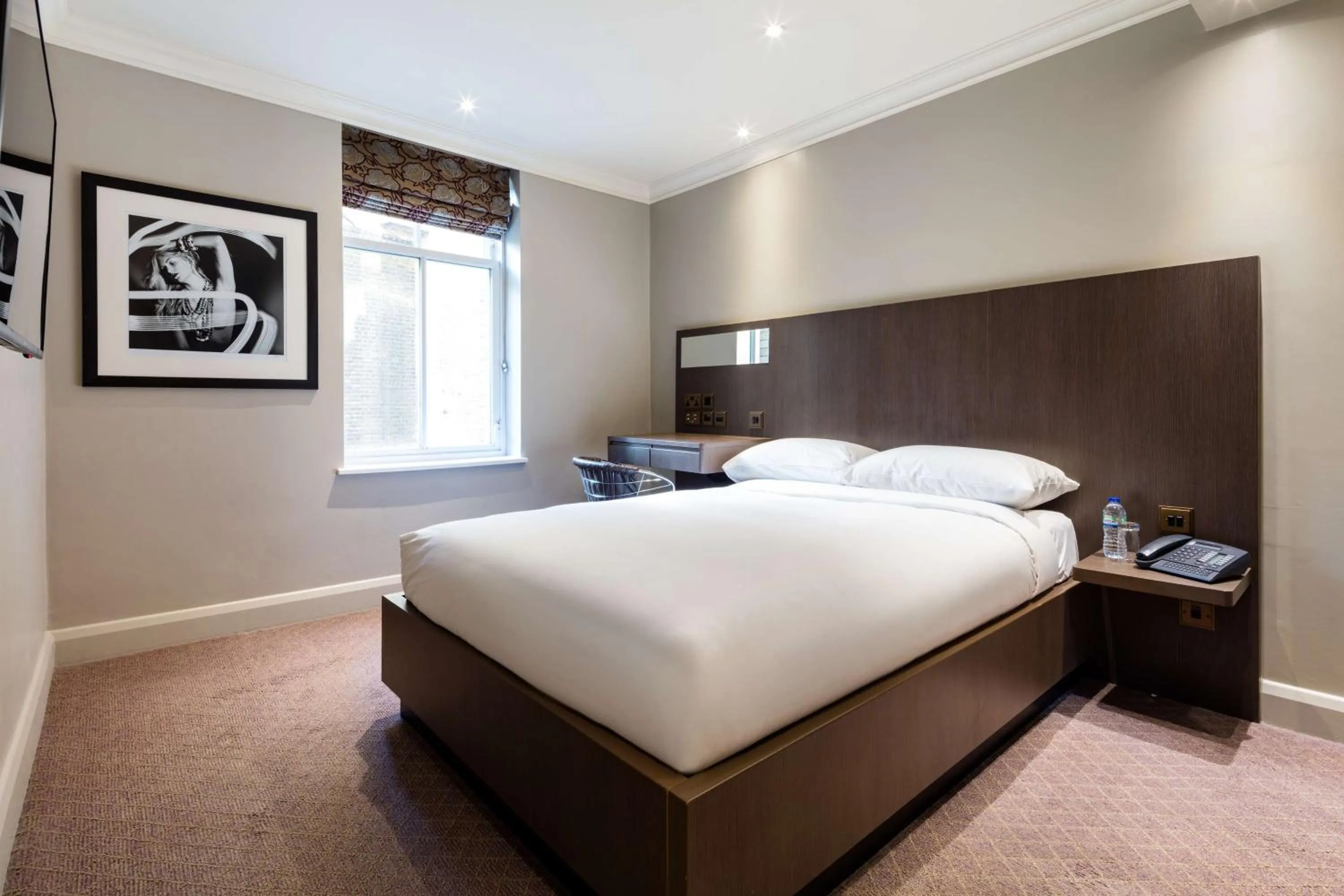 Standard Queen Room in Radisson Blu Hotel, London Bloomsbury
