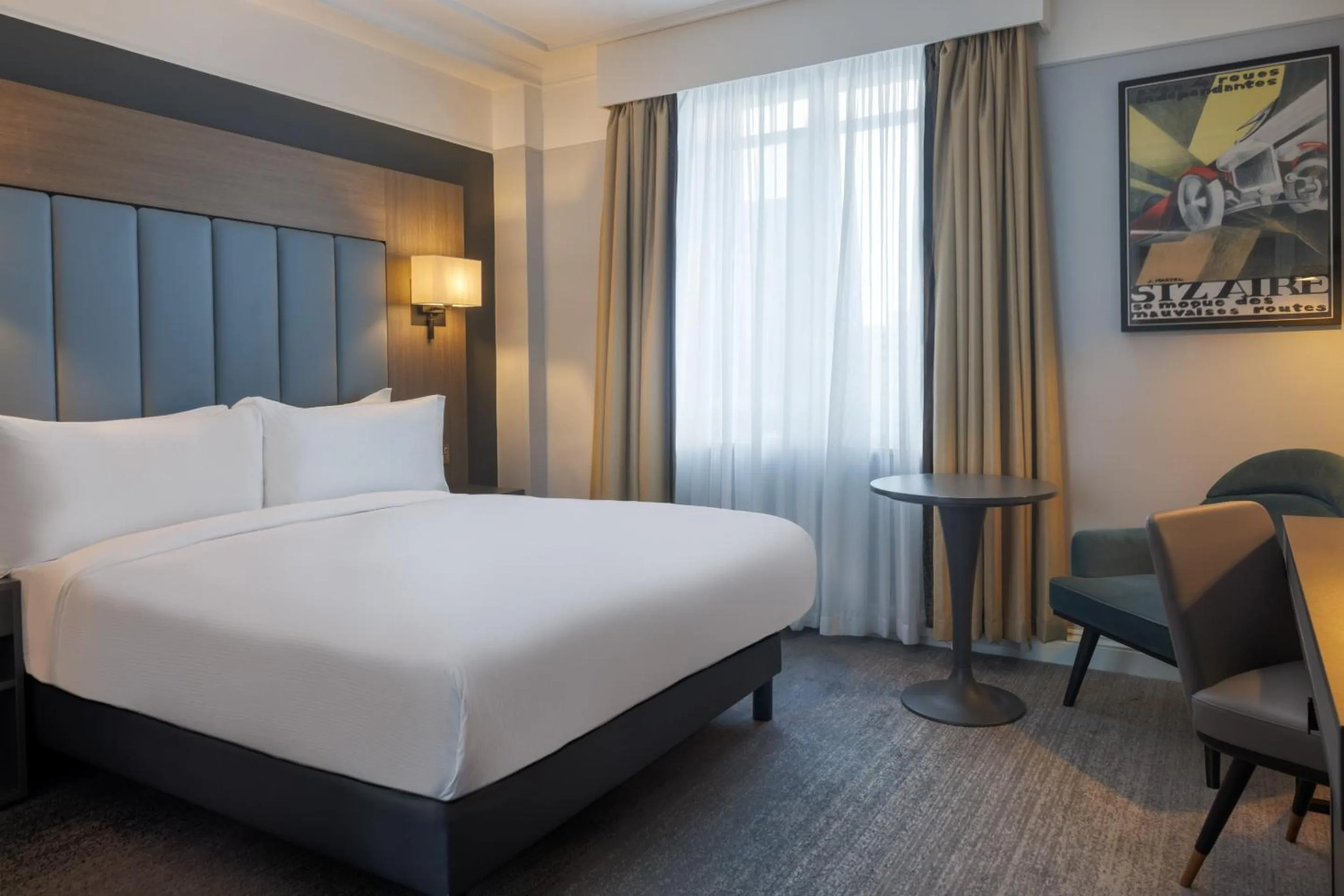 Cozy Double Room in The Queens Hotel