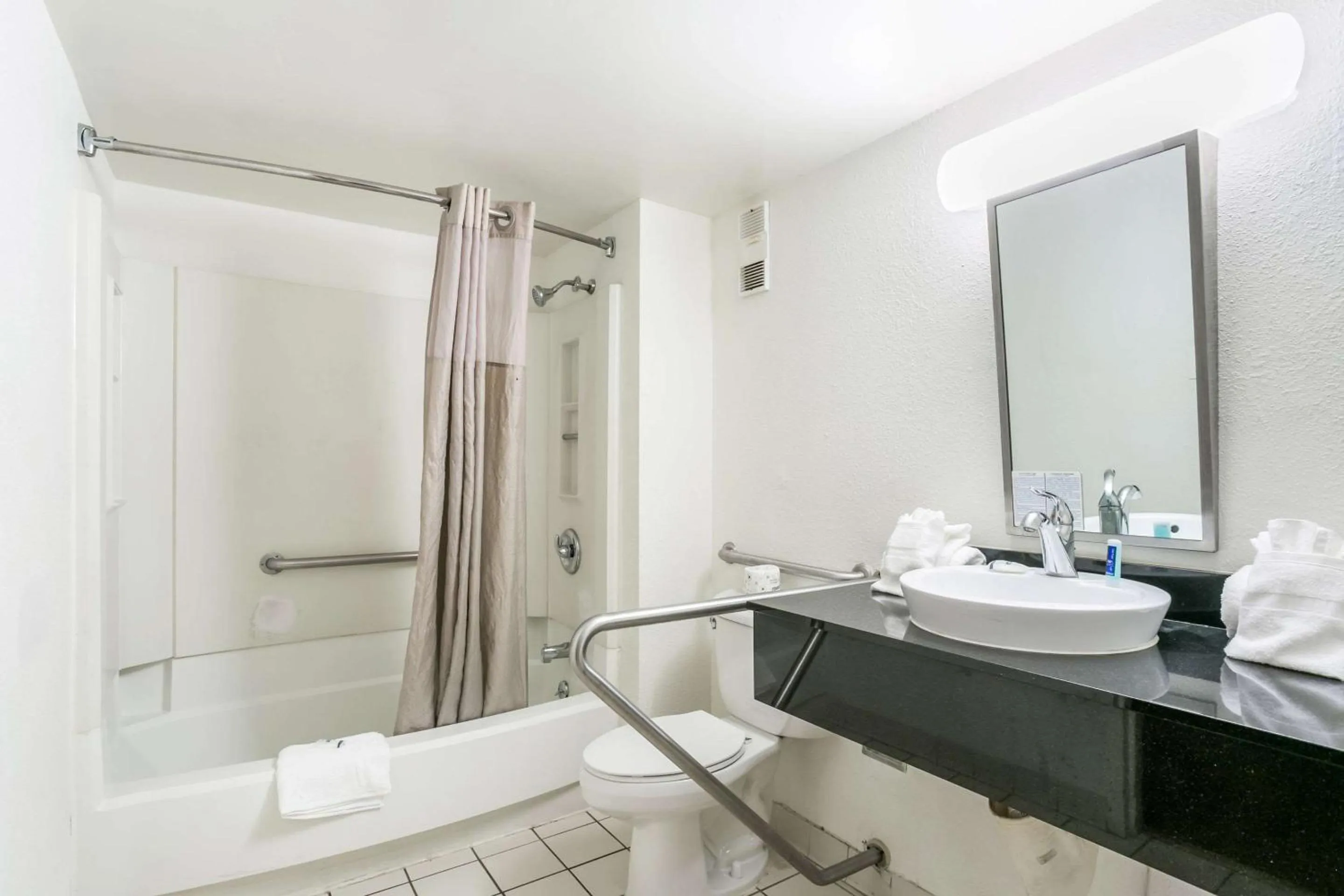 Queen Room - Accessible/Nonsmoking in Rodeway Inn Baltimore - Inner Harbor South