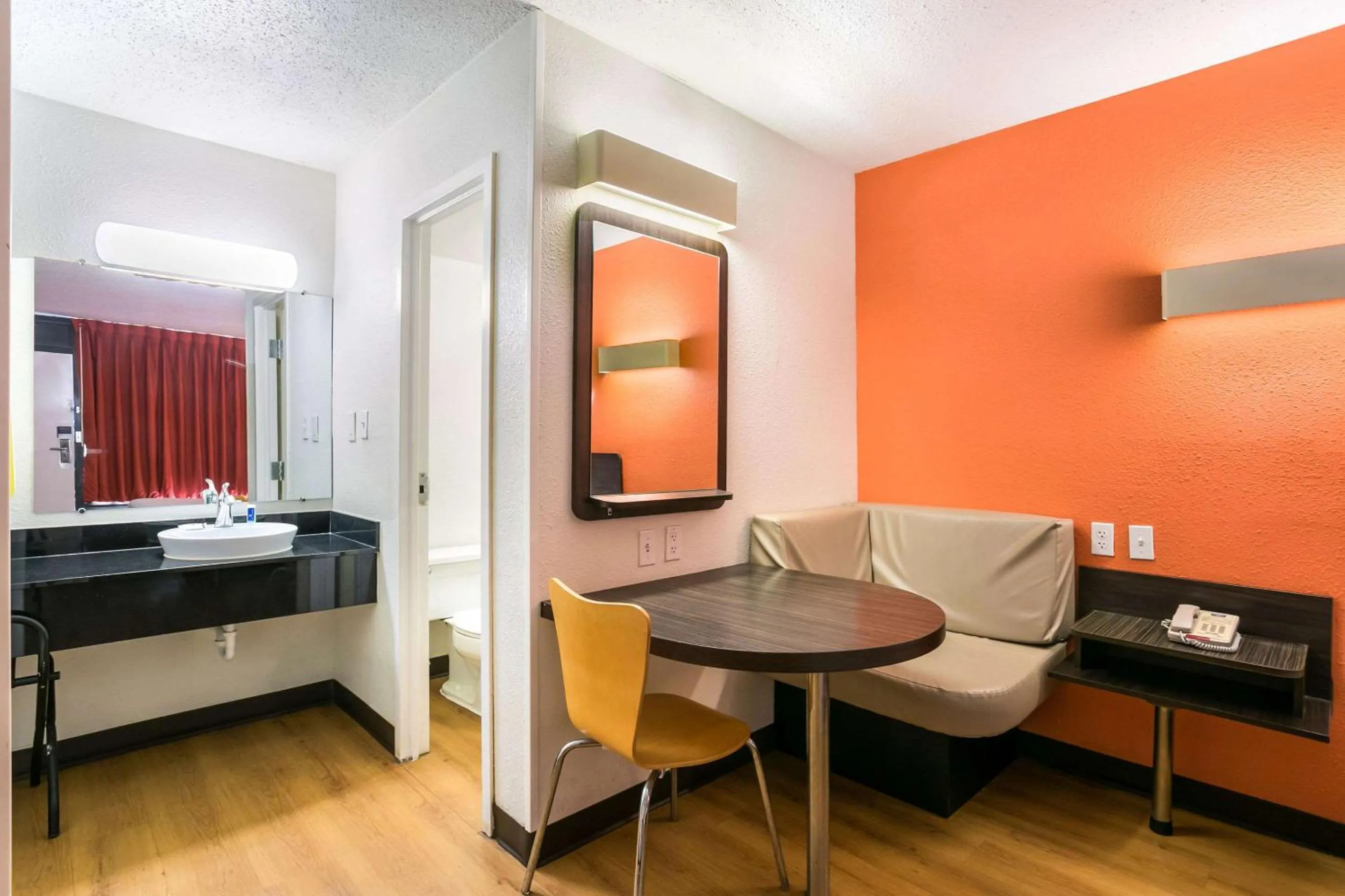 Queen Room - Smoking in Rodeway Inn Baltimore - Inner Harbor South