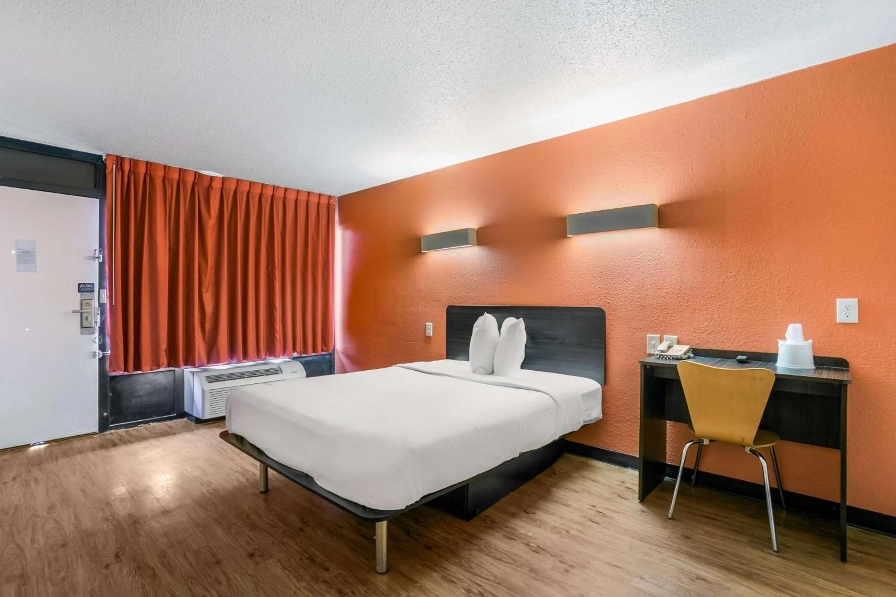 Queen Room - Accessible/Smoking in Rodeway Inn Baltimore - Inner Harbor South