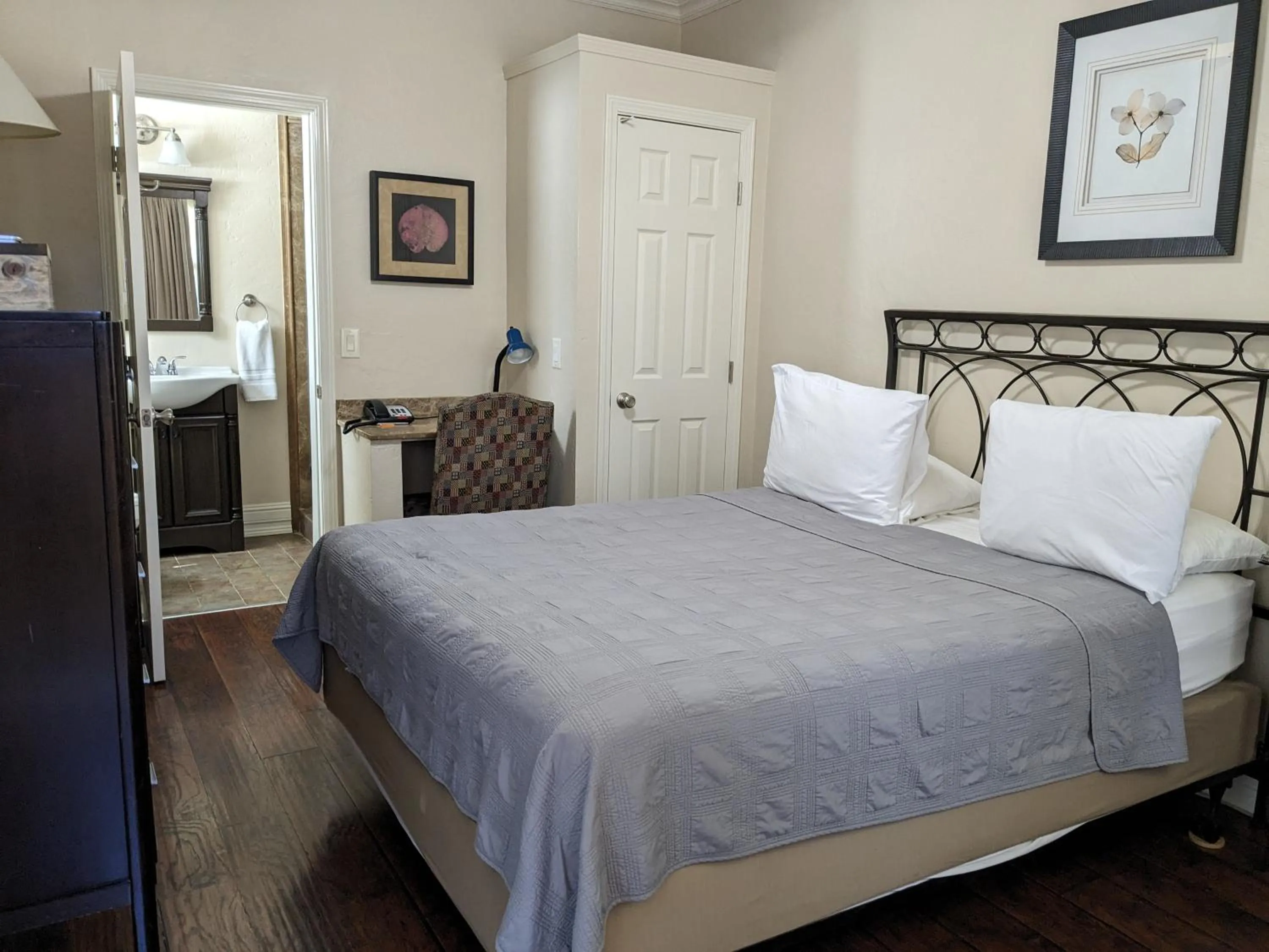 Queen Studio in Los Gatos Garden Inn Hotel