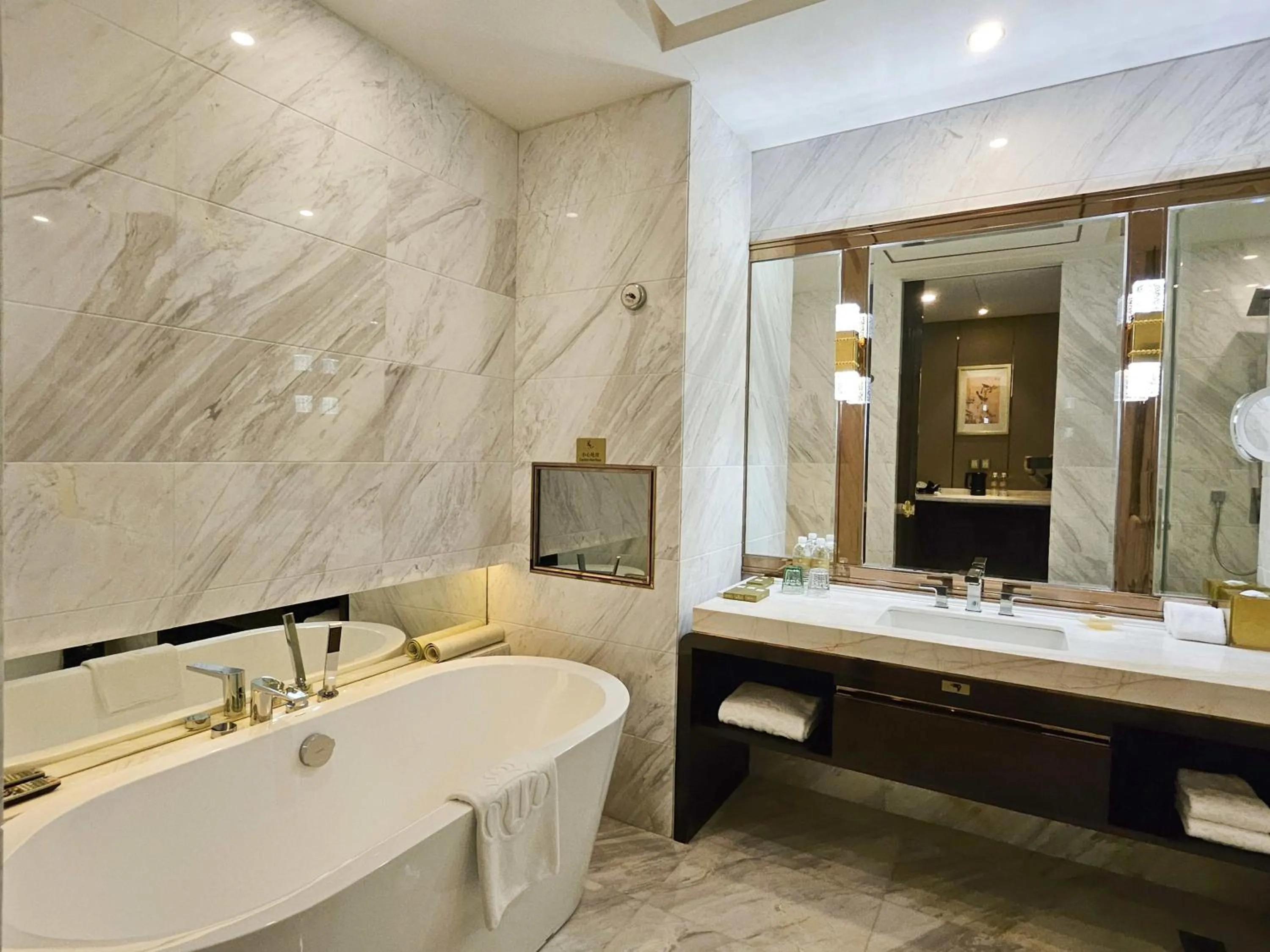 Superior Queen Room in Royal Garden Hotel Shanghai-Free Shuttle to and From Disney & PVG & close Metro Line2 easy to SHA New Expo