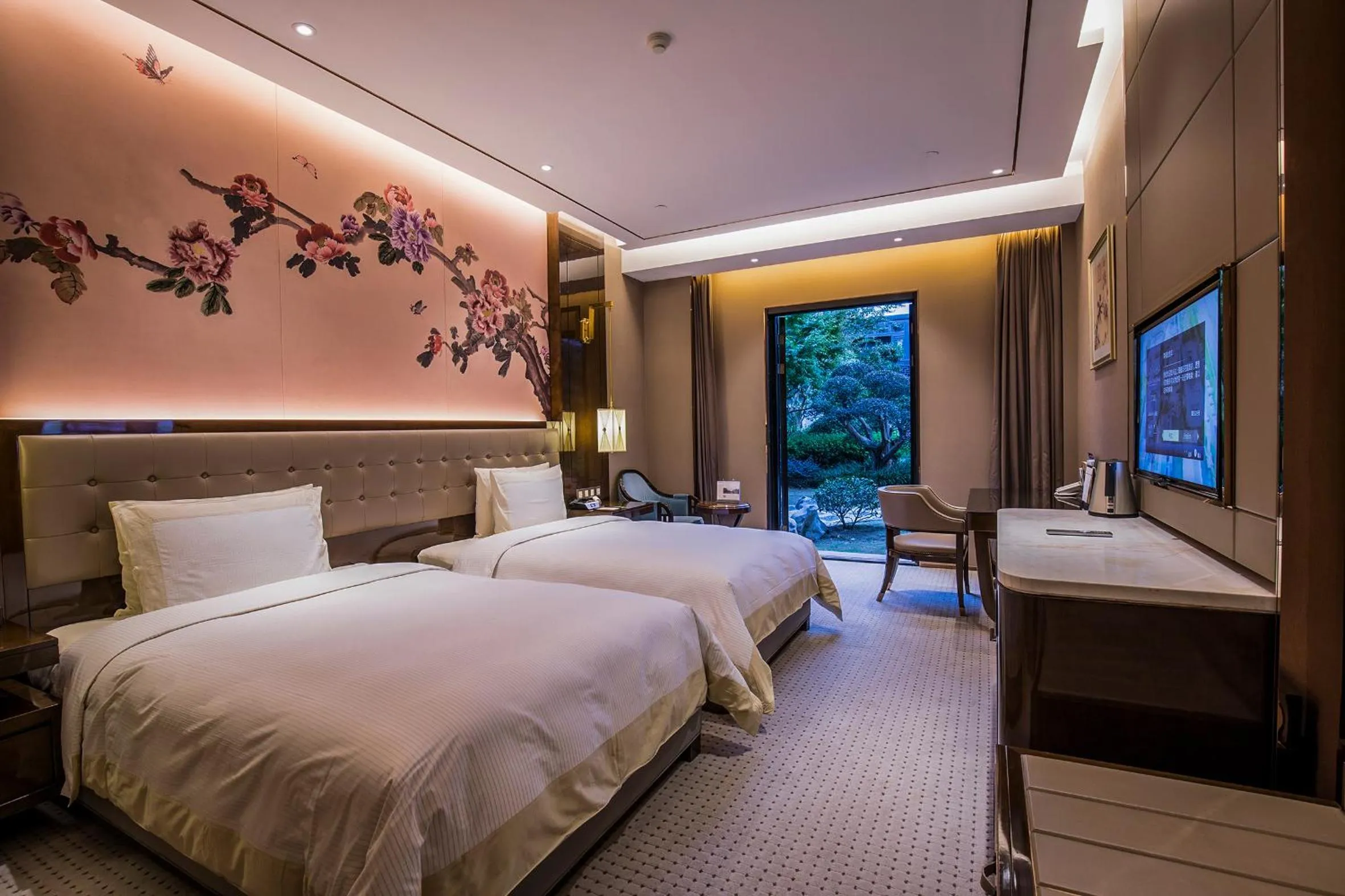 Deluxe Twin Room with Garden View in Royal Garden Hotel Shanghai-Free Shuttle to and From Disney & PVG & close Metro Line2 easy to SHA New Expo