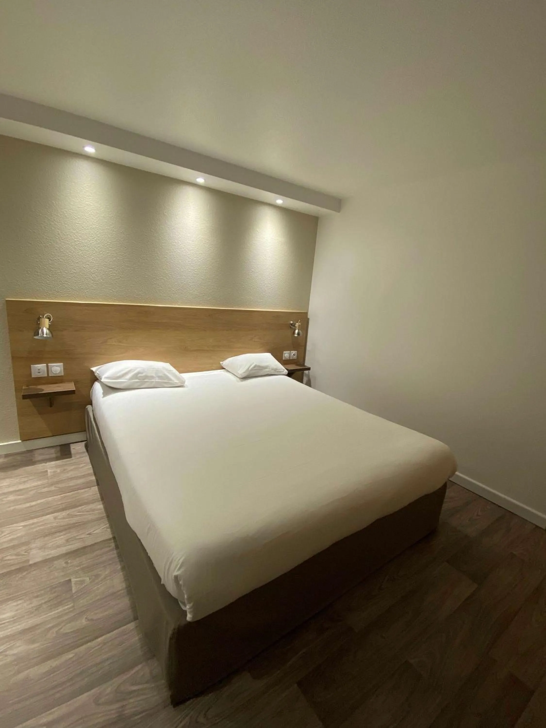 Double Room with 1 Double bed & 1 Extra bed in Kyriad Fontenay - Trésigny