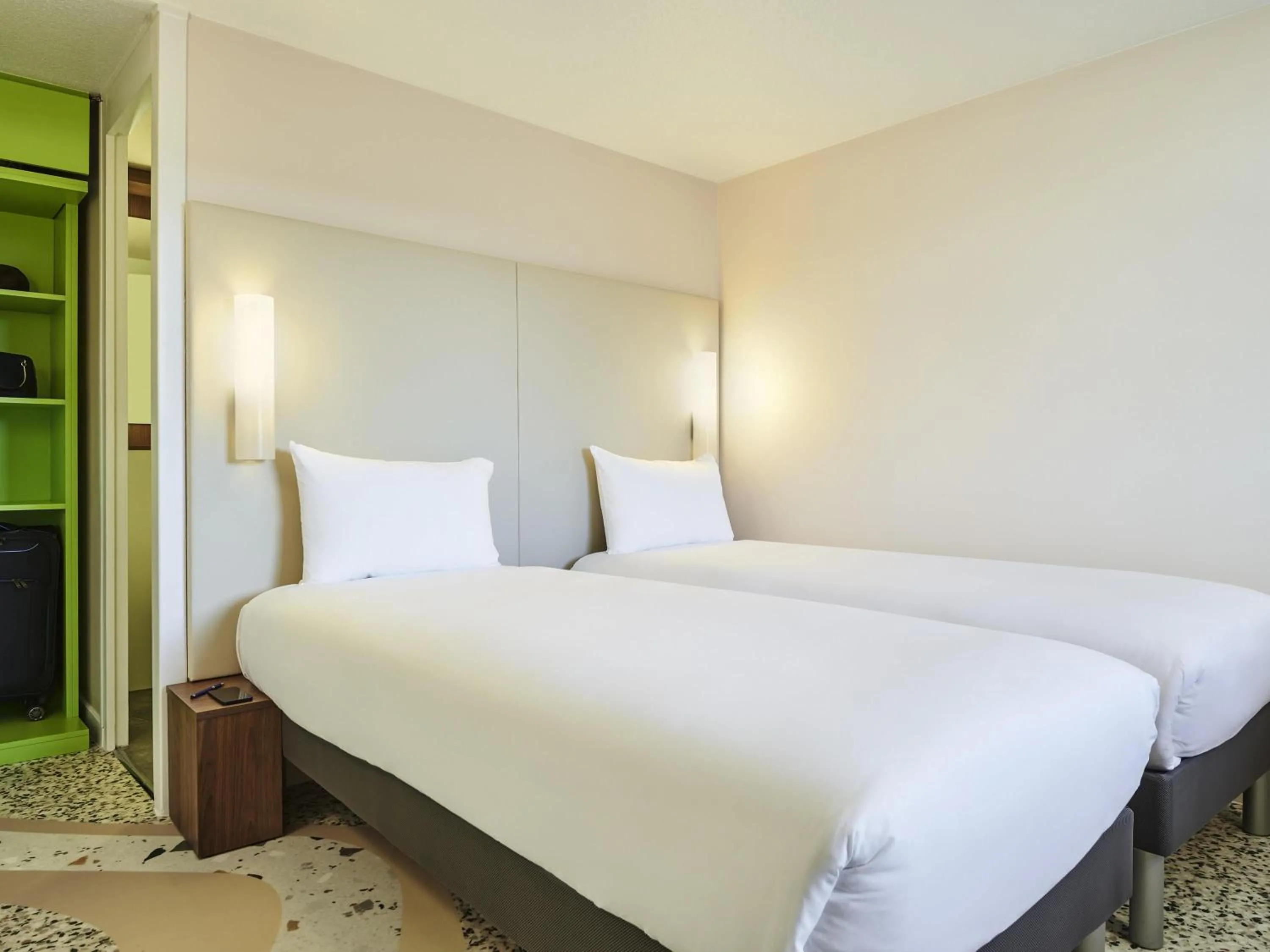 Pop room with 2 single beds in Greet Hotel Versailles - Voisins Le Bretonneux