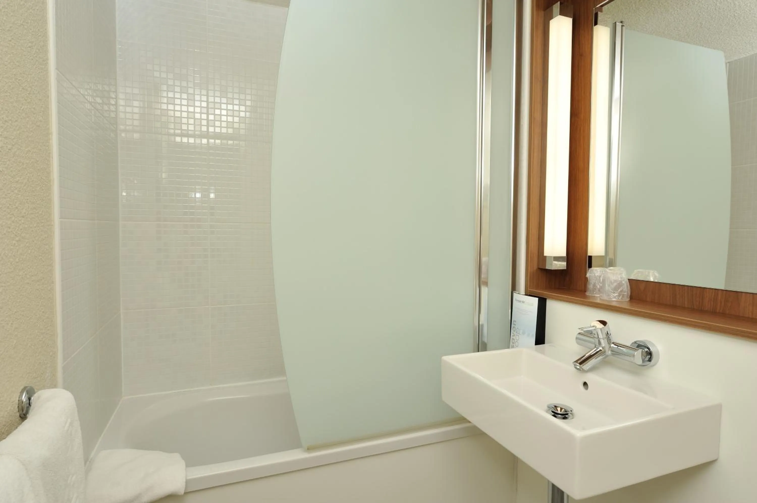 Standard Twin Room in Campanile Valence Sud