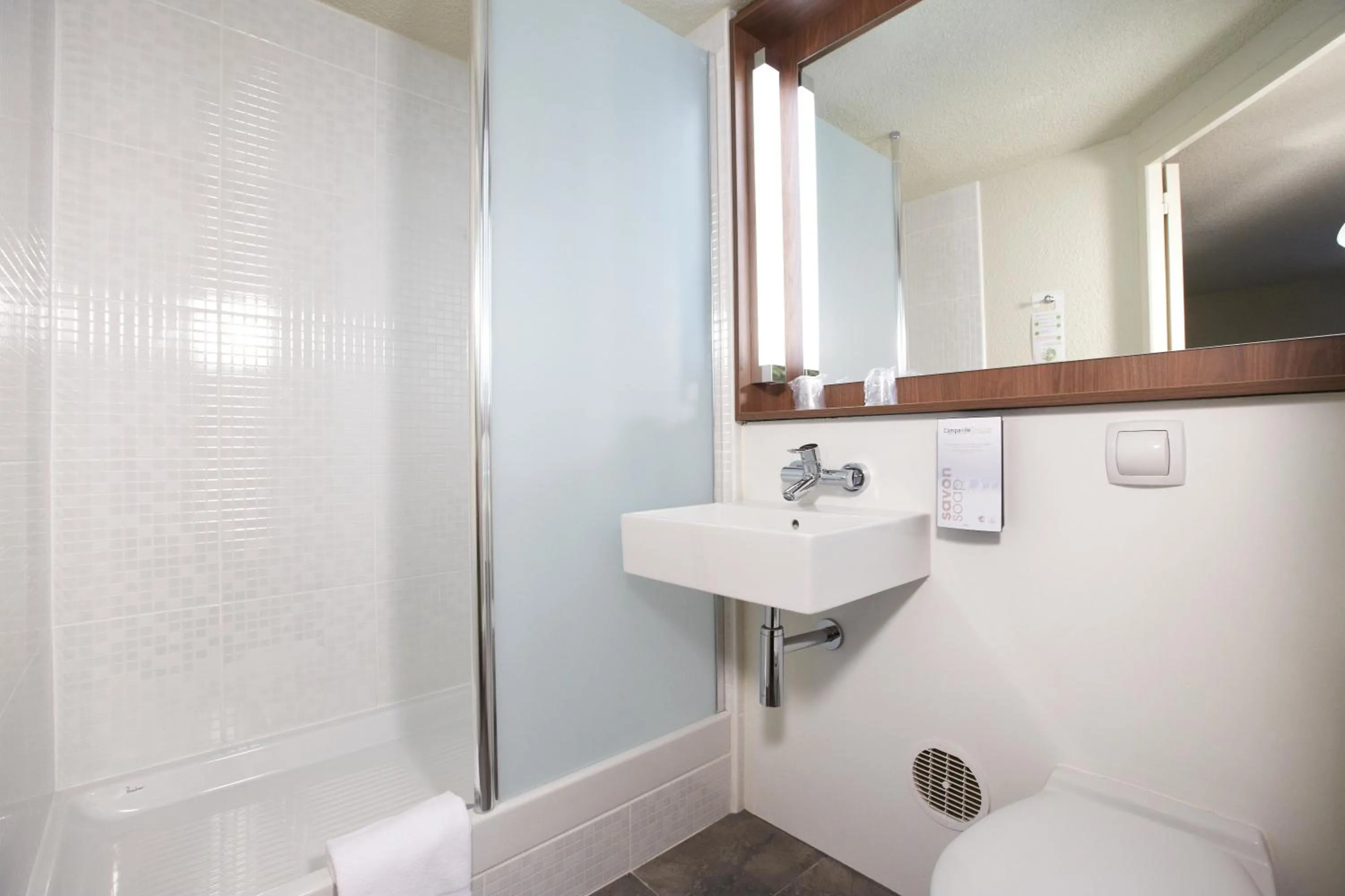 New Generation Triple Toom (3 Single Beds) in Campanile Dunkerque Sud - Loon Plage