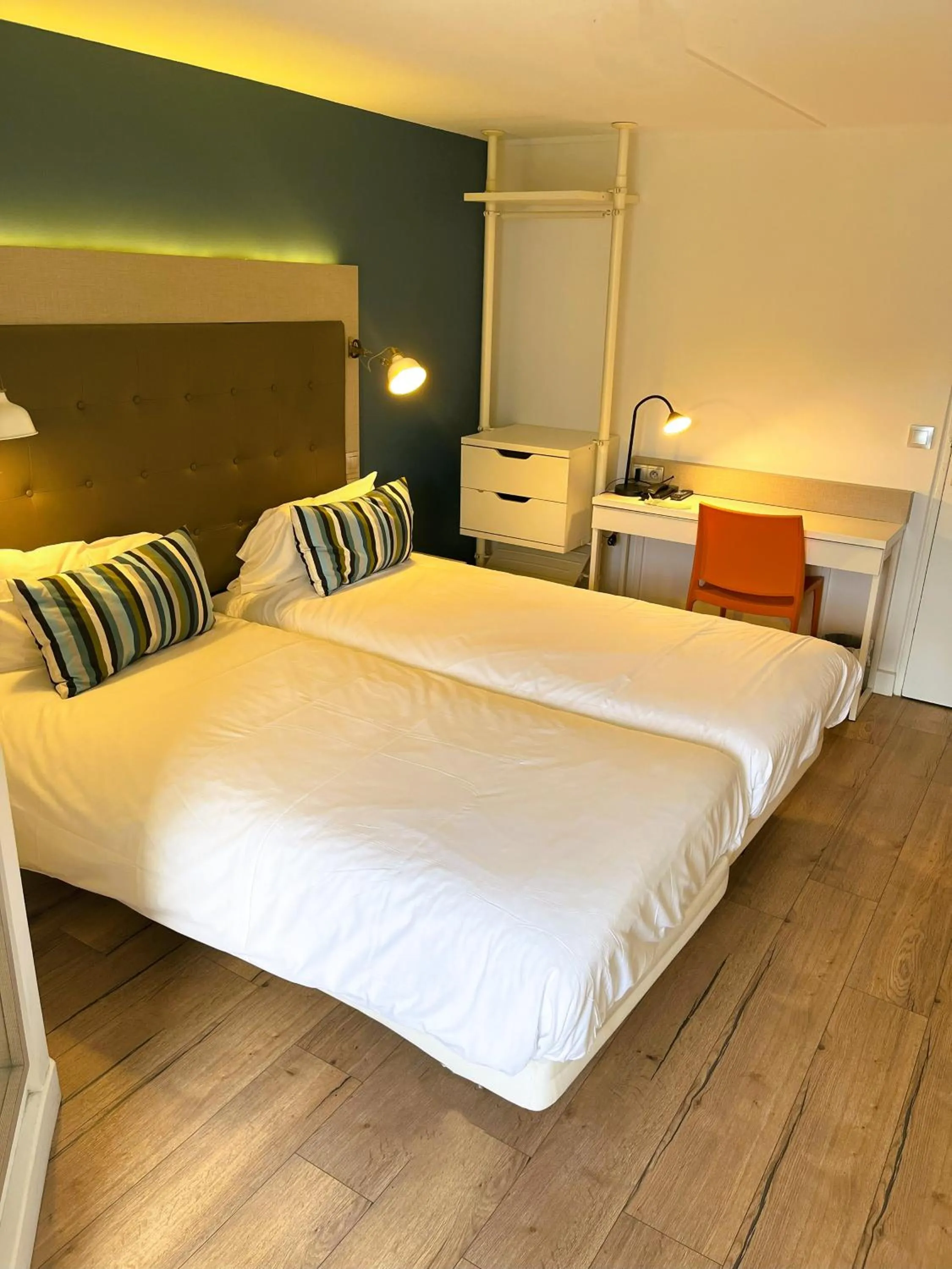 Twin Room in Kyriad Argenteuil