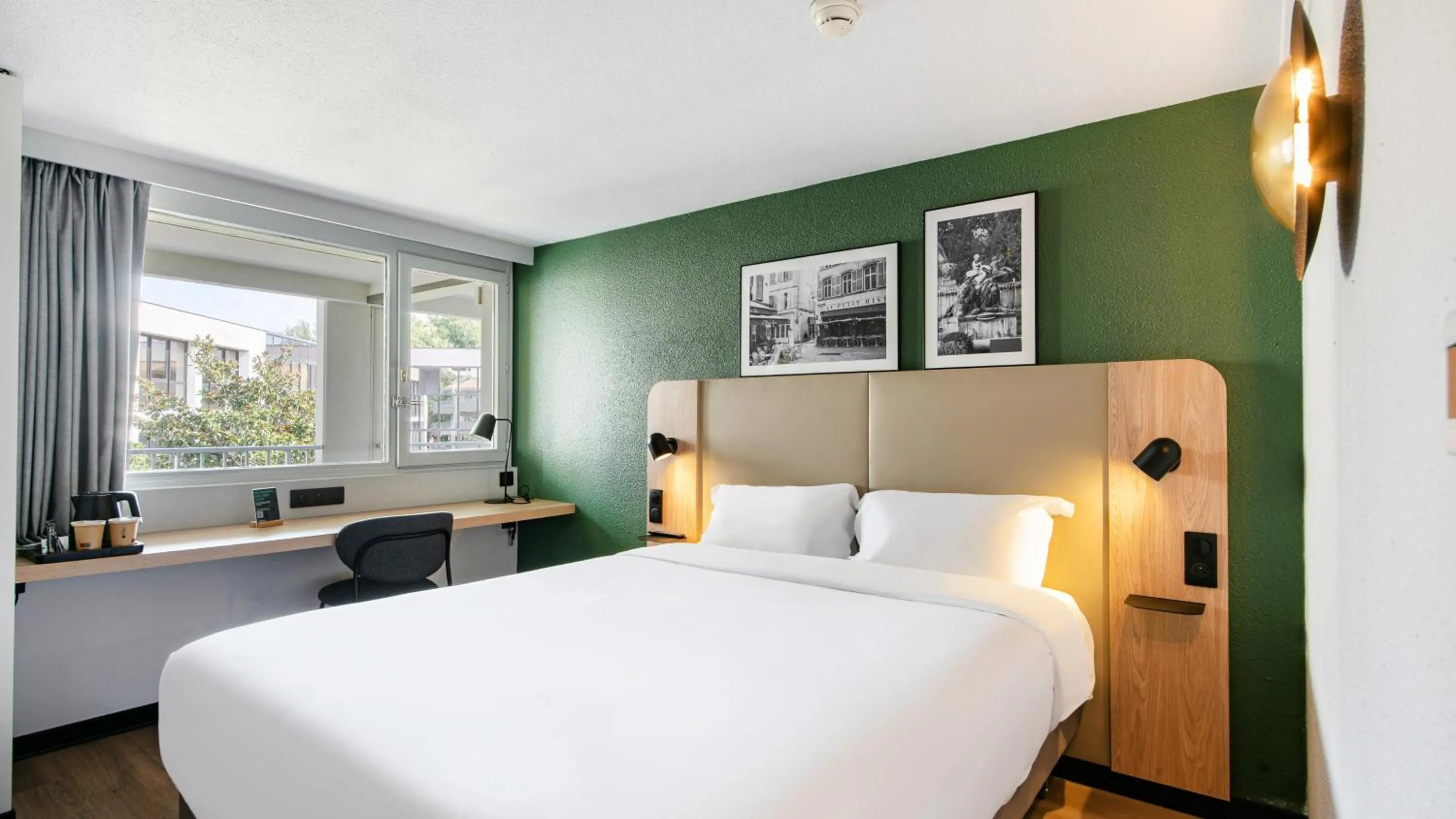 Standard Room - 1 Queen Bed in Campanile Prime - Aix-en-Provence Sud - Pont de l'Arc