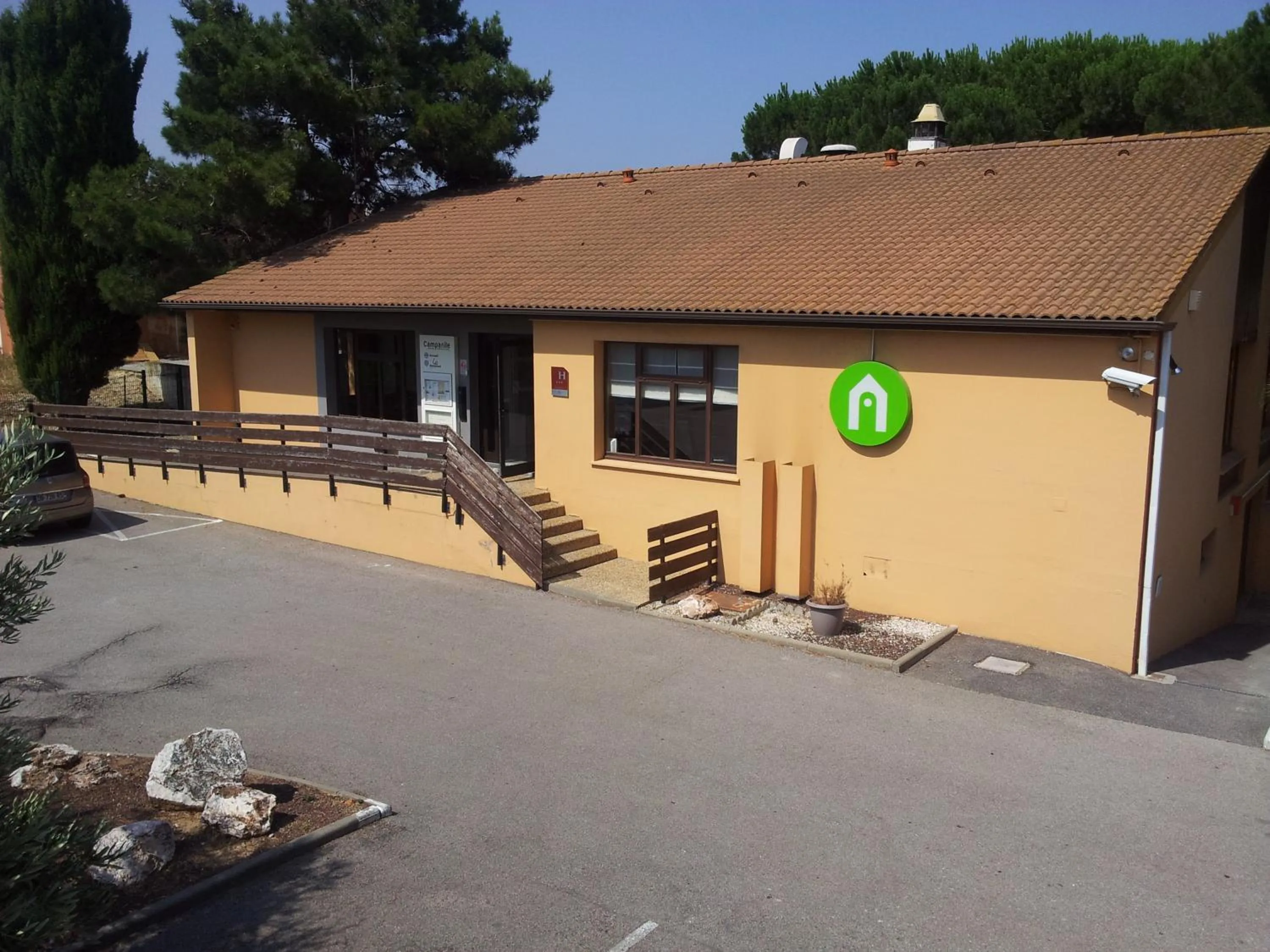 Triple Room (1 Double Bed + 1 Single Bed) in Campanile Perpignan Sud