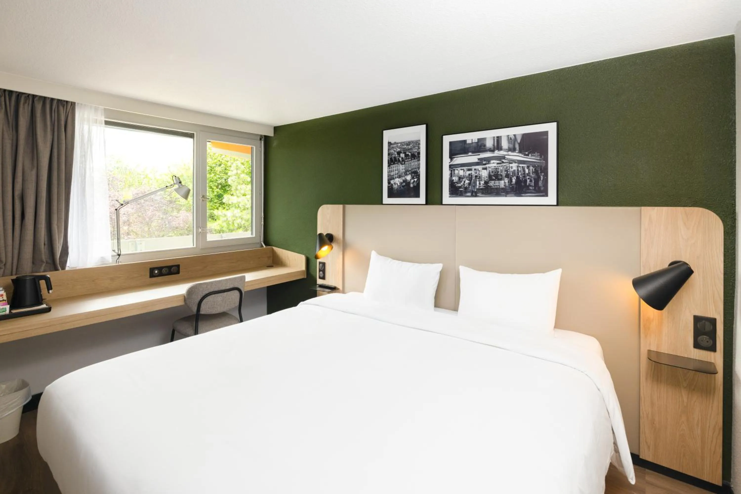 Standard Room 1 Queen Bed in Campanile NATURE Les Ulis