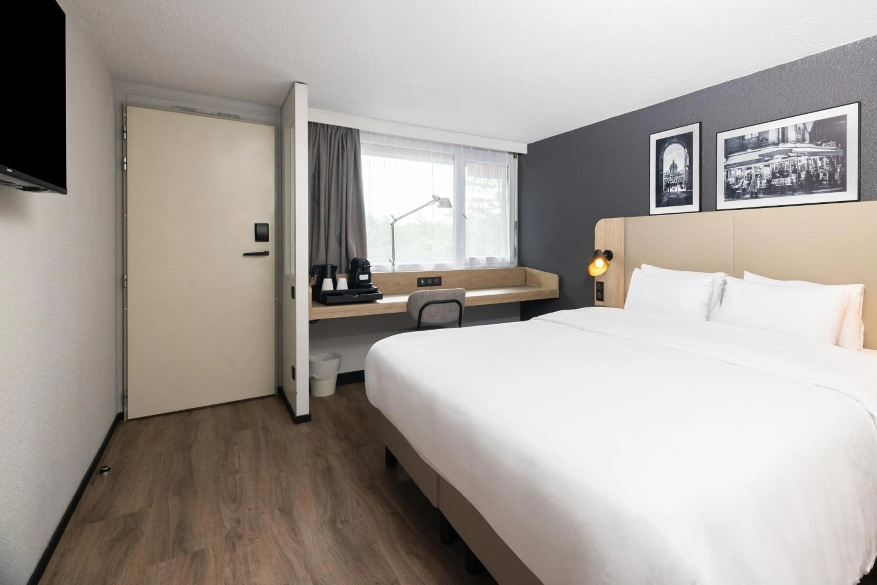 Superior Room 1 King Bed in Campanile NATURE Les Ulis