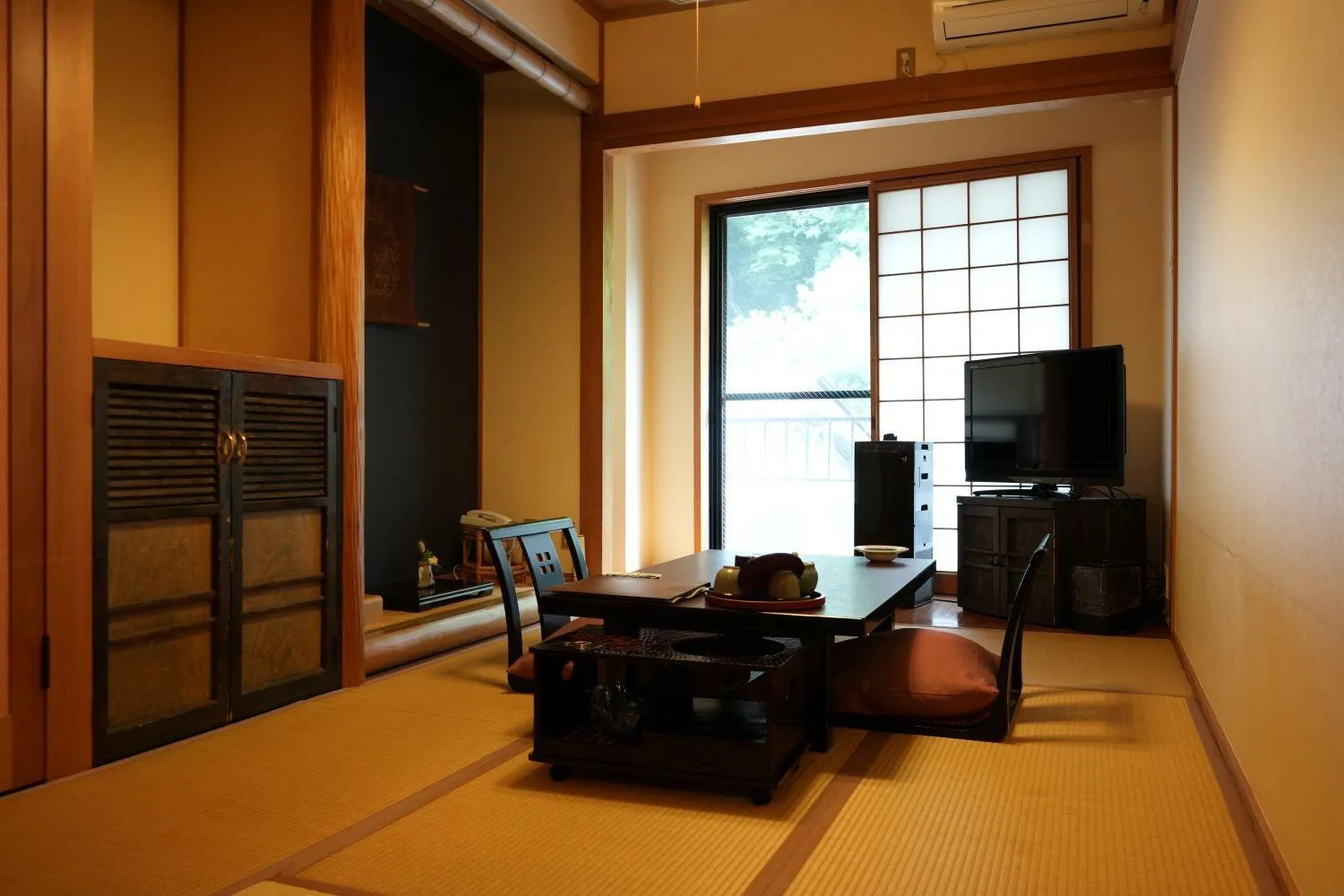 Economy Japanese-Style Twin Room with Shared Bathroom Room Number 202 in Ryokan Yamanoyu