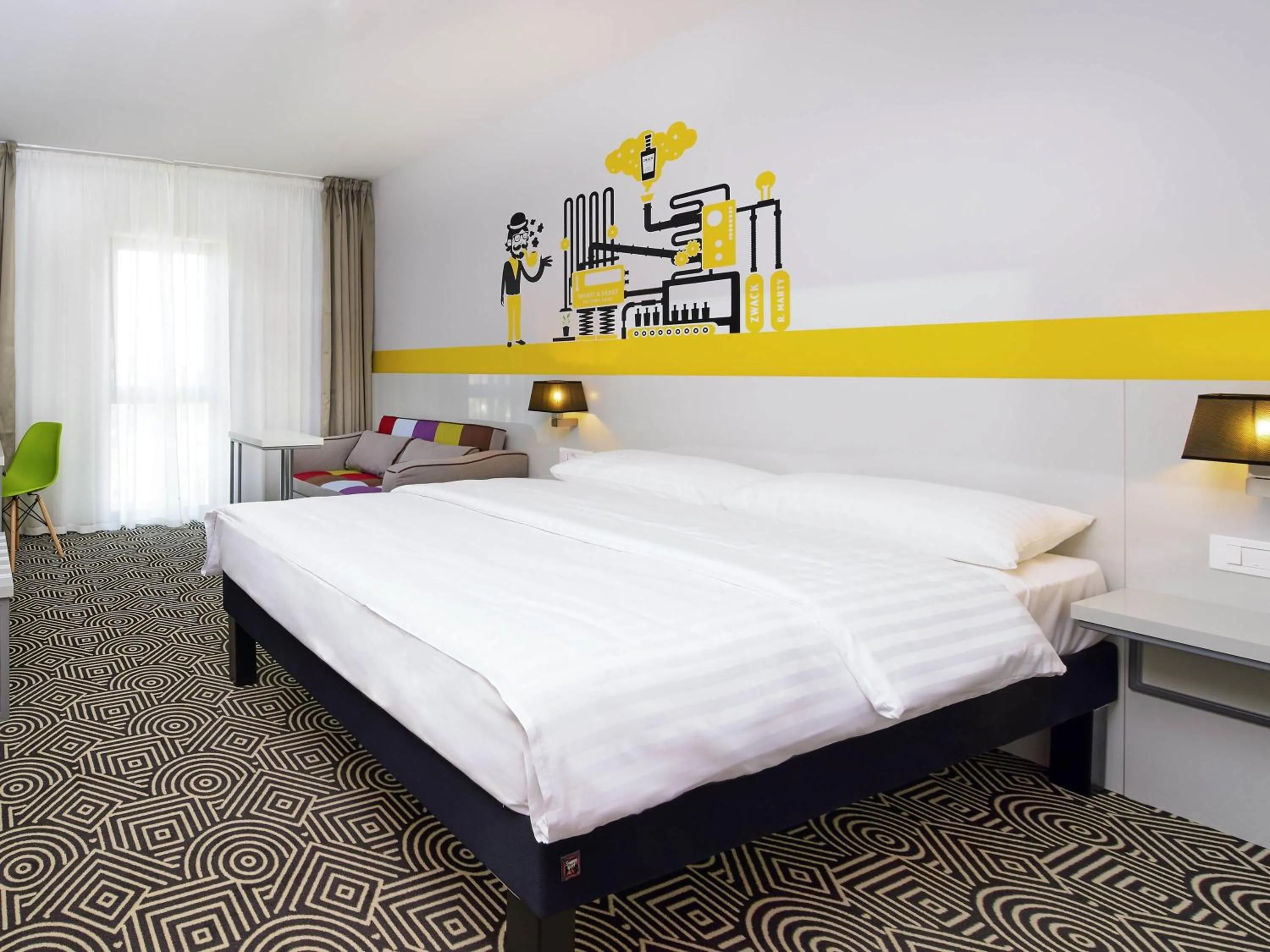 Family Room with double bed and sofa bed in ibis Styles Arad