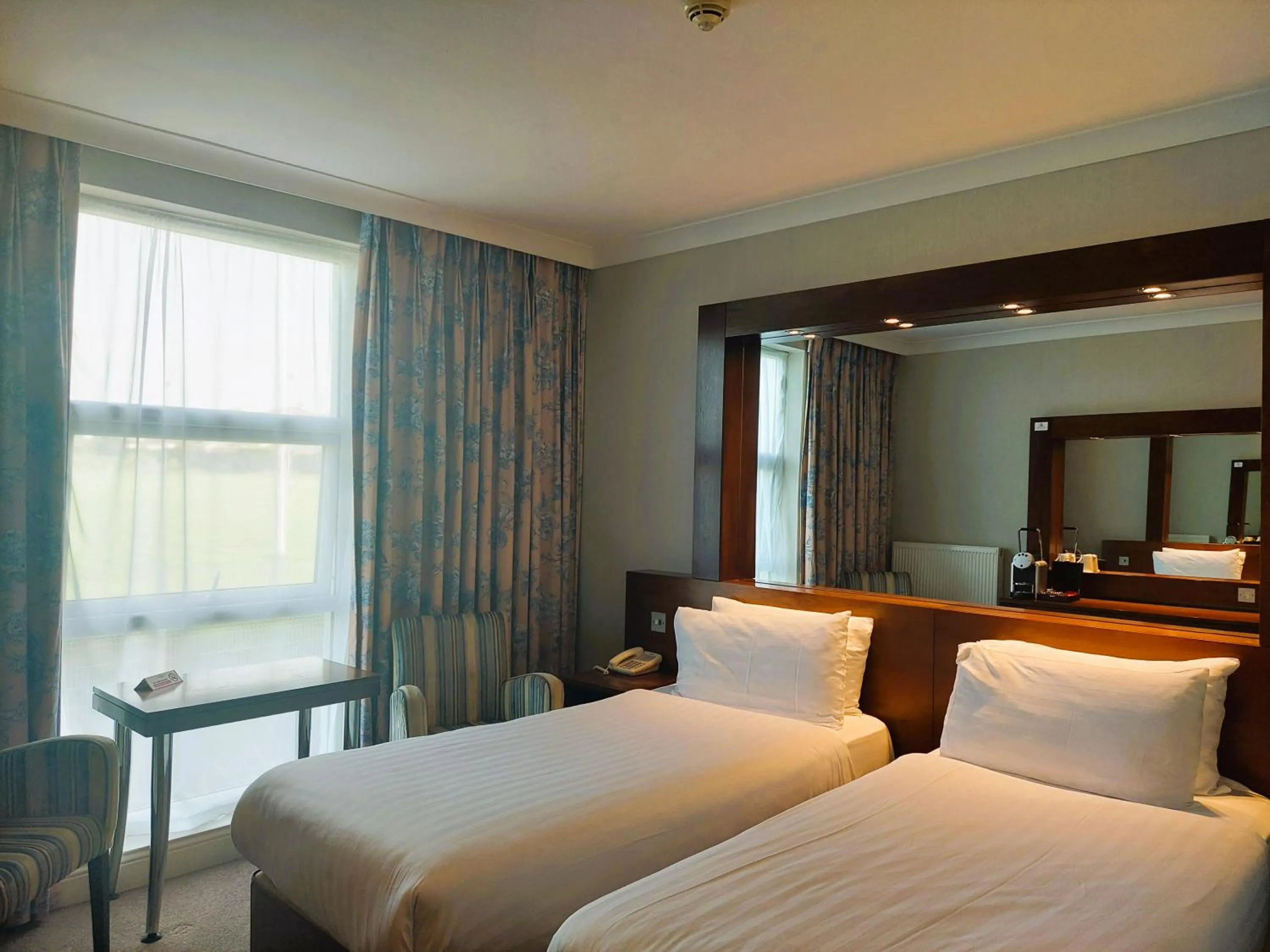 Twin Room in Flannery's Hotel