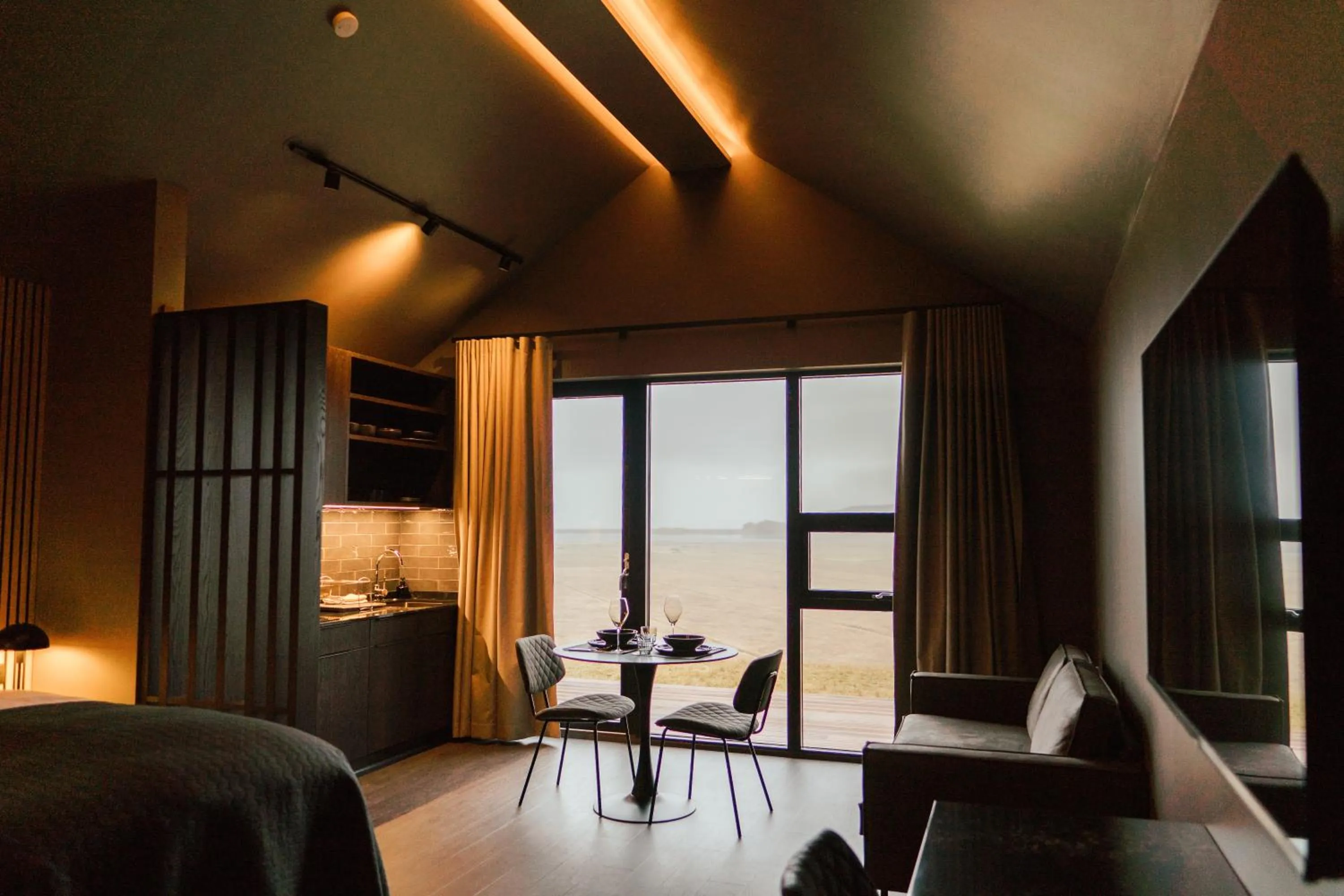 Deluxe Apartment in Black Beach Suites