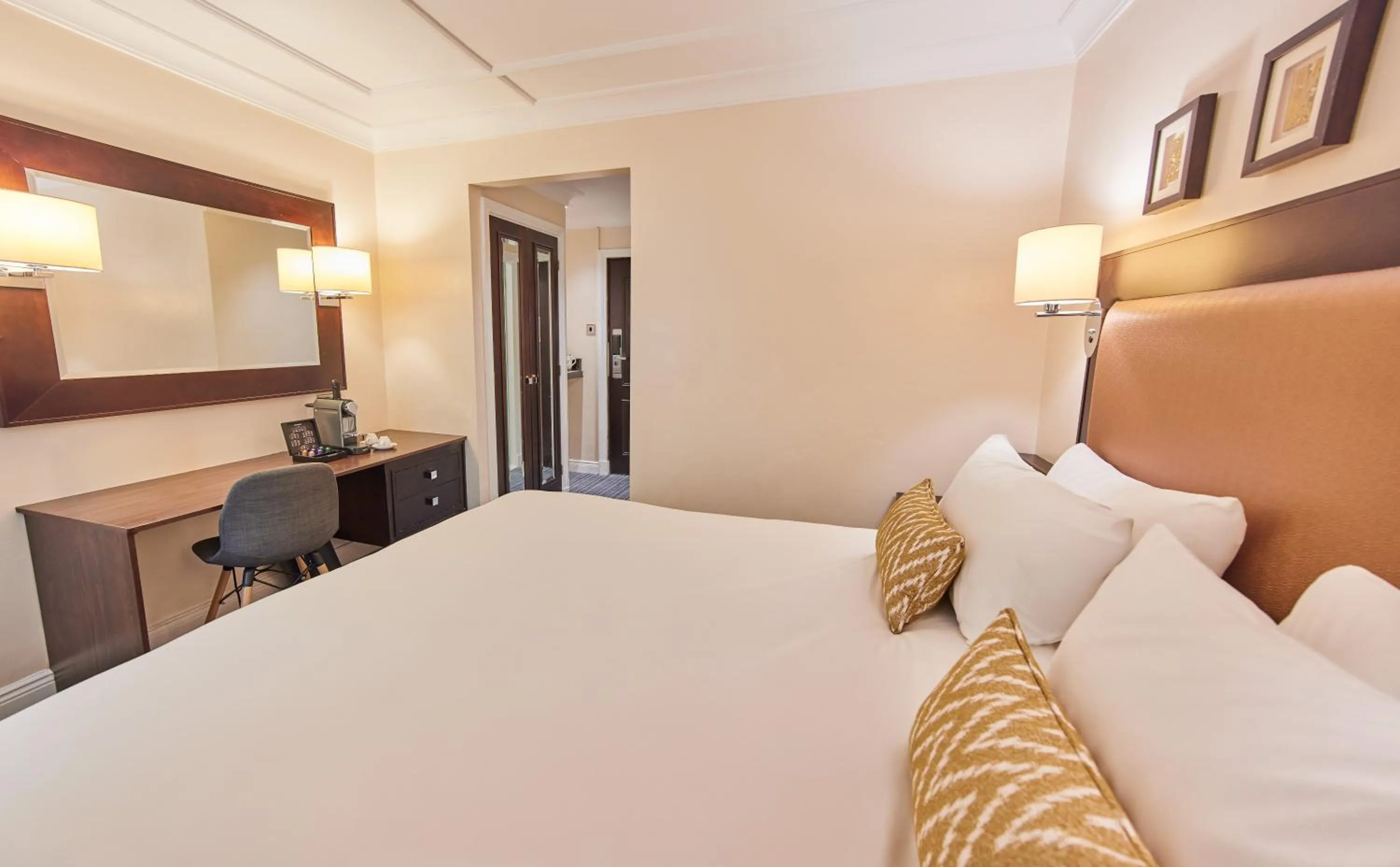 Deluxe King Room in Thistle London Heathrow Terminal 5