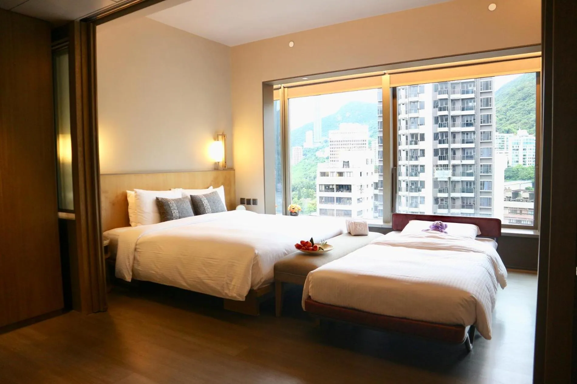 Family Room (1 King bed and 1 Roll-away bed) in Wanchai 88