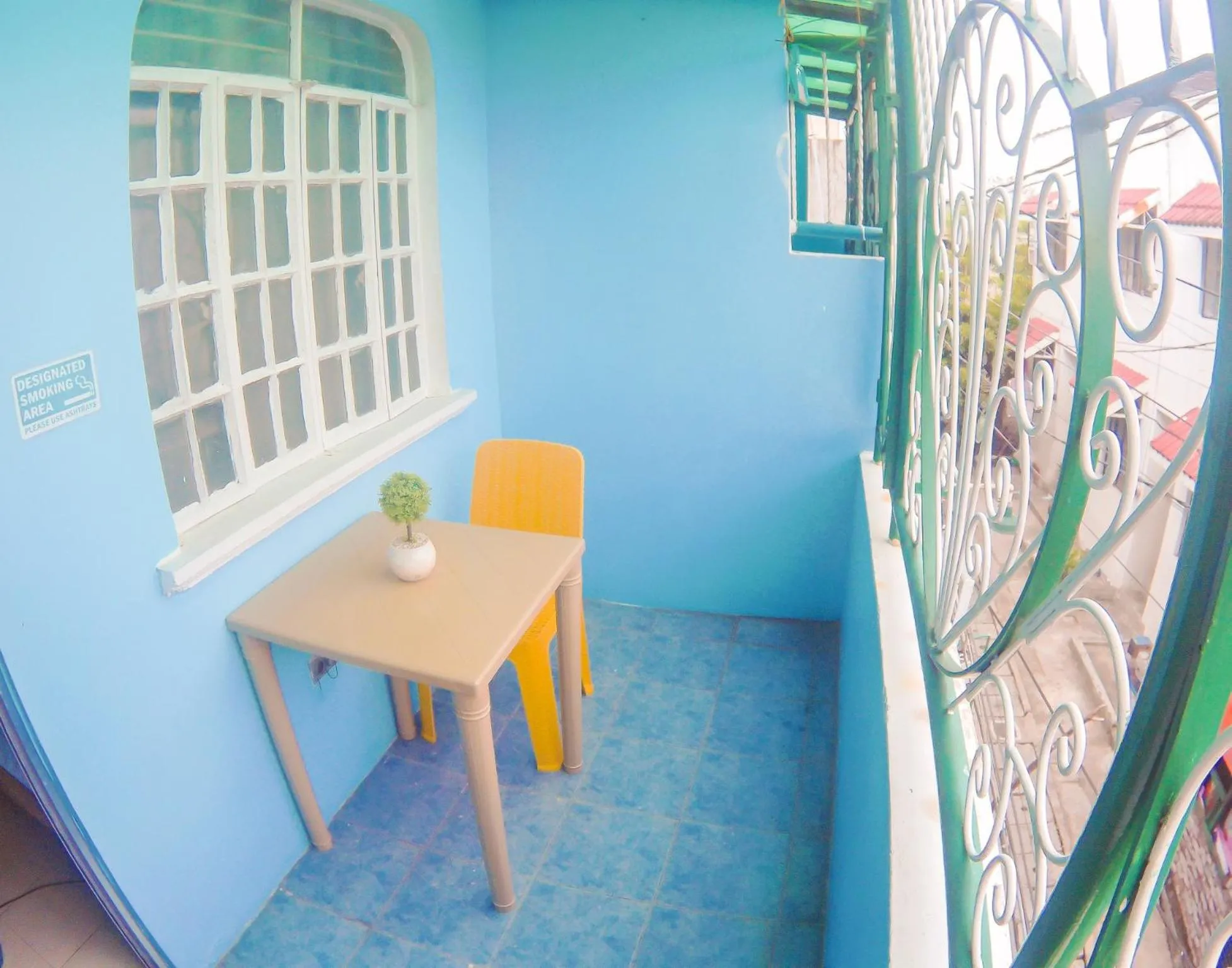 Single Room with Balcony in Nomads MNL Backpackers Homestay - near Airport