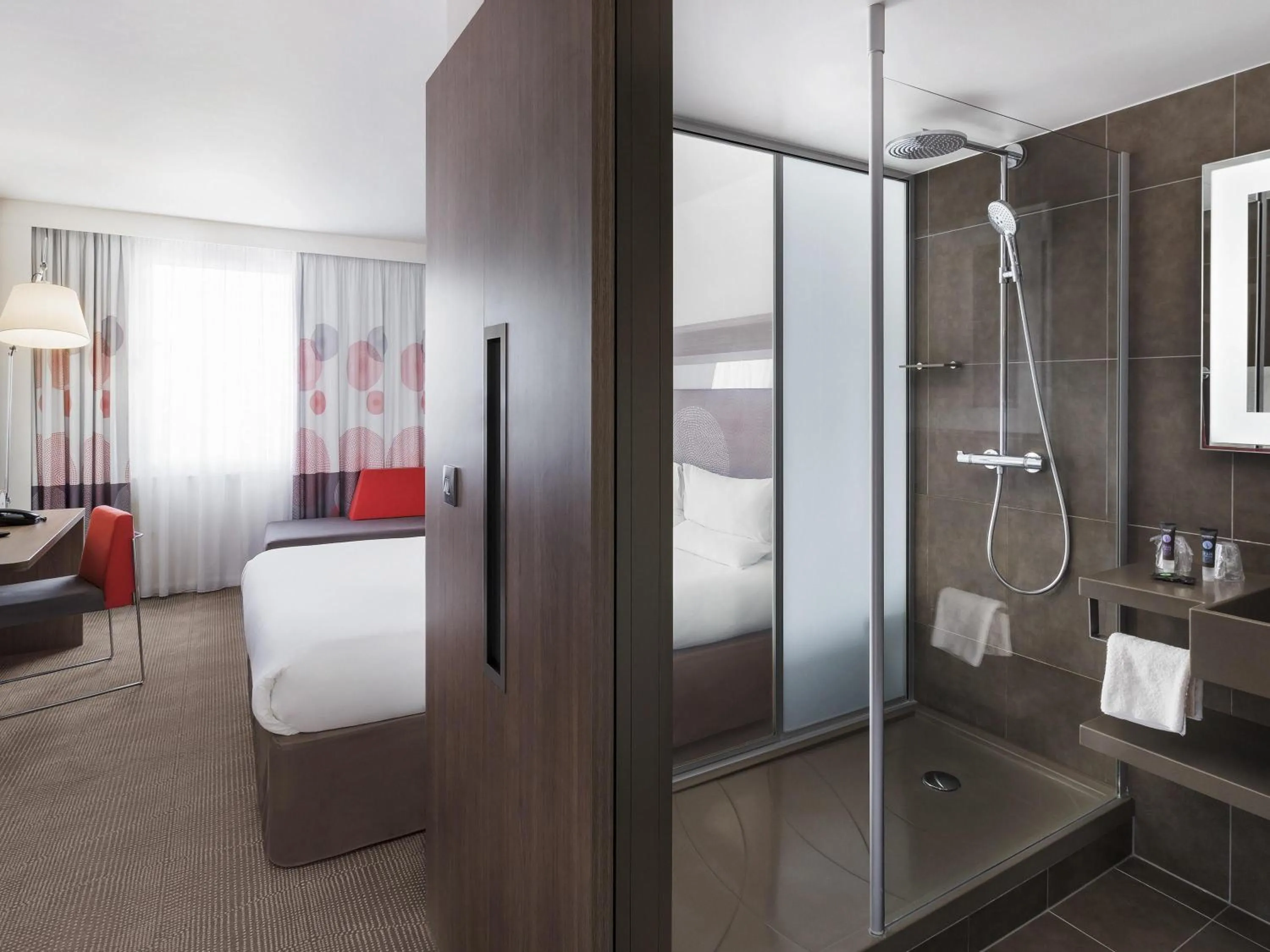 Standard Room with 1 Queen size bed + convertible sofa in Novotel London Excel