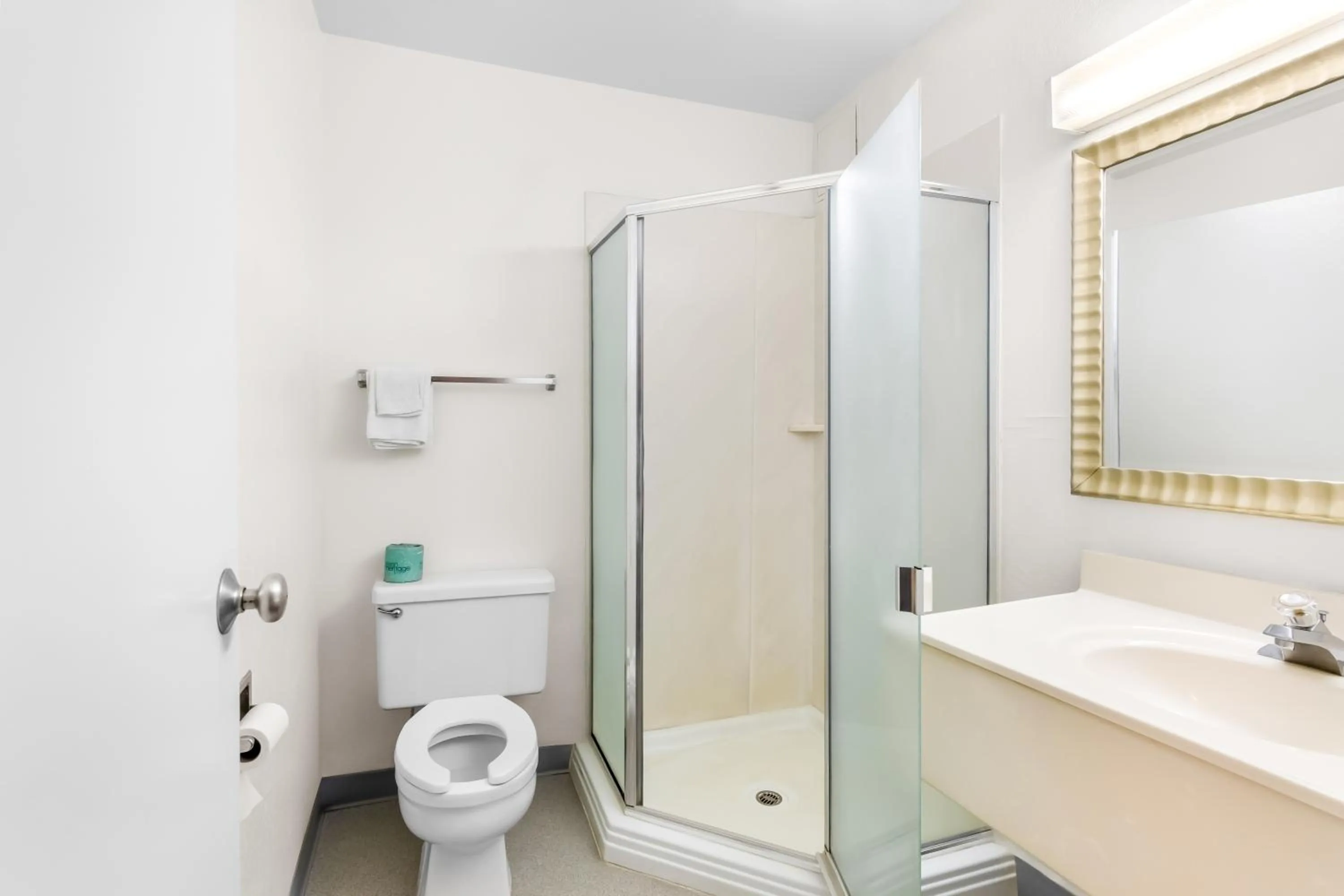 Standard Queen Room in Americas Best Value Inn Stillwater